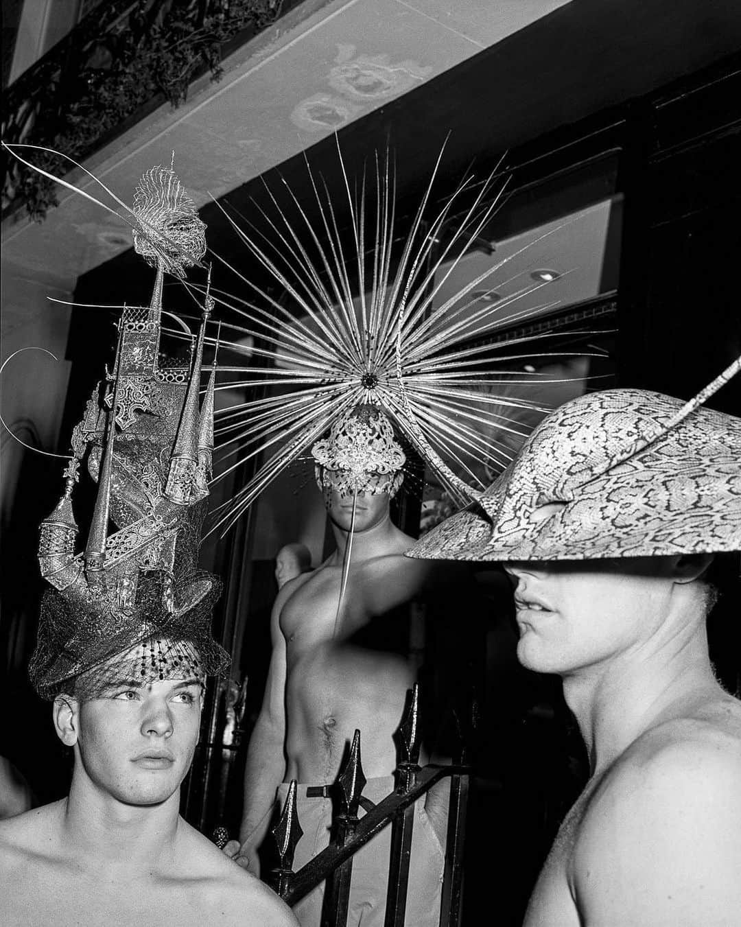 フィリップトレーシーさんのインスタグラム写真 - (フィリップトレーシーInstagram)「#repost @bruce_weber  London lads in hats by @PhilipTreacy, United Kingdom, 1999.  #throwbackthursday #philiptreacy #archive」11月26日 21時05分 - philiptreacy