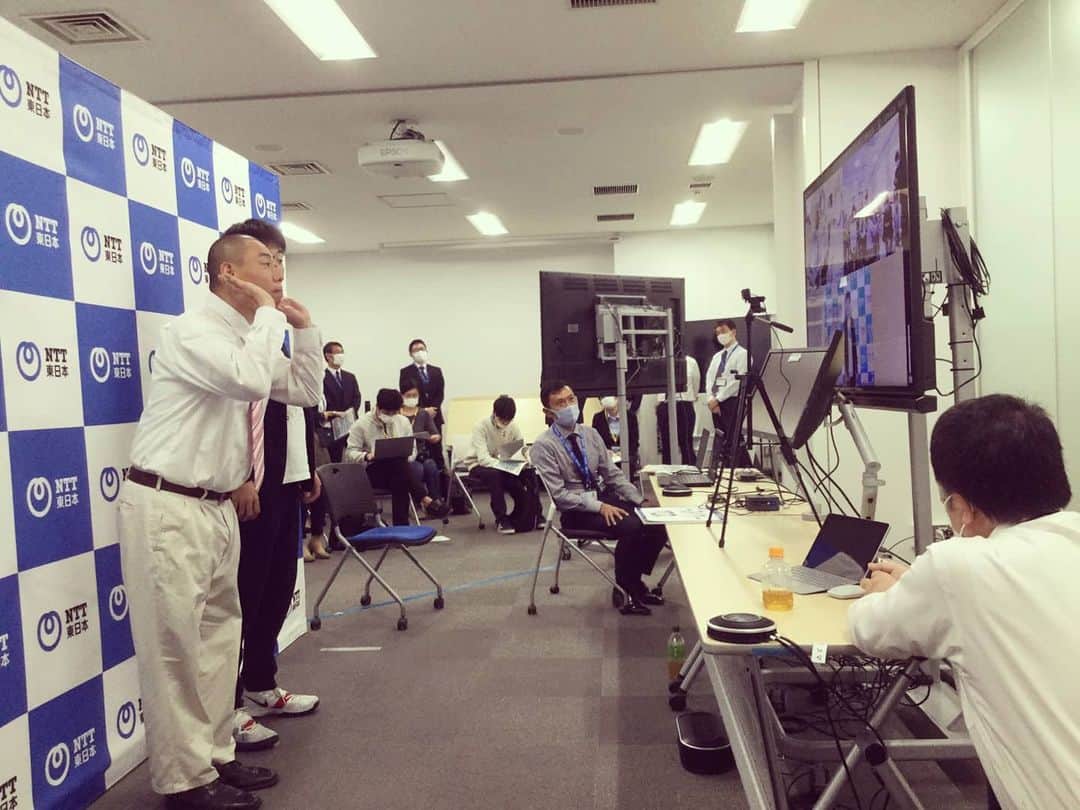 松本康太さんのインスタグラム写真 - (松本康太Instagram)「『リモート介護レクリエーション』NTT東日本×吉本興業×BCCが協力をして、リモートにて二つの施設で介護レクリエーションの掛け合いが可能になりました♪  これでコロナ禍でも全国の施設にむけて介護レクリエーションが出来るシステムができました(^o^)/　ぜひ吉本興業までよろしくお願いします(*^O^*)  #リモート #介護 #介護レクリエーション #介護レク #レクリエーション介護#ntt #ntt東日本 #高齢者 #高齢者レク #高齢者施設 #吉本興業 #よしもと #芸人 #スマイルプラス #bcc株式会社 #レギュラー#あるある探険隊」11月26日 21時06分 - aruarutankentai.matsumoto