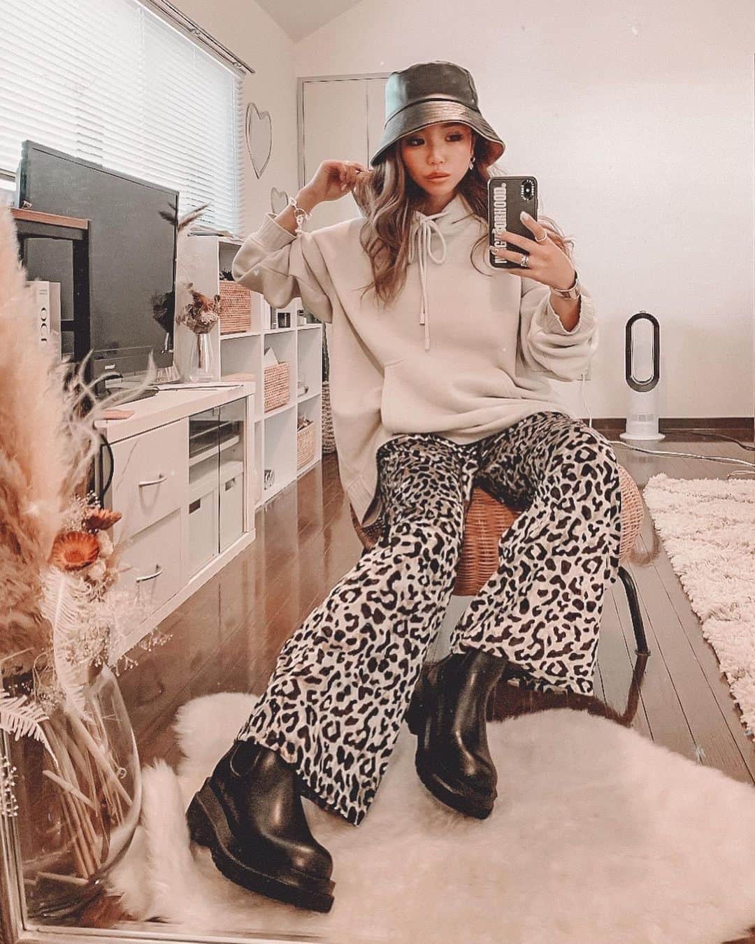 ✷kana✷のインスタグラム：「🐆 . . @seiko.nm  とこのレオパパンツ♡ これは秋冬仕様なベロア素材で上品♡ . ウエストもゴムだしとーーっても 履き心地抜群です✨✨✨ . . #coordinate」