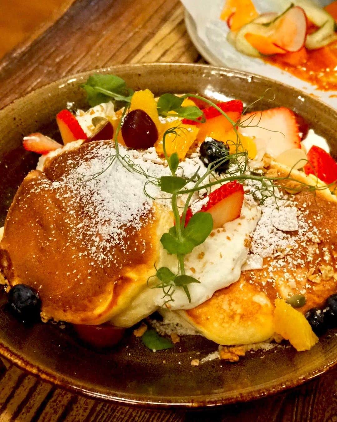 Li Tian の雑貨屋のインスタグラム：「<GIVEAWAY CLOSED> Never knew there was a flower garden city right here in Orchard where one can enjoy food and beauty services at the same time. The menu offers a wide variety from mains to all-day brunch to desserts such as the Vanilla Souffle Pancake. Between the two mains, we prefer the Korean Fried Chicken as the meat was not too dry.  Get a chance to WIN Hair Treatment and Dining Vouchers worth $70 by simply follow the steps: 1. FOLLOW @walkingonsunshine.sg, @walkingonsunshine.cafe and @dairyandcream 2. LIKE this photo 3. COMMENT why you want to win this and TAG 2 friends who will help you win this together!️ 4. SHARE this on your IG Story and tag us for more chances to win!   Three (3) lucky winners will be chosen on 3rd Dec and contacted via DM. Giveaway is within Singapore only.  Good luck!」