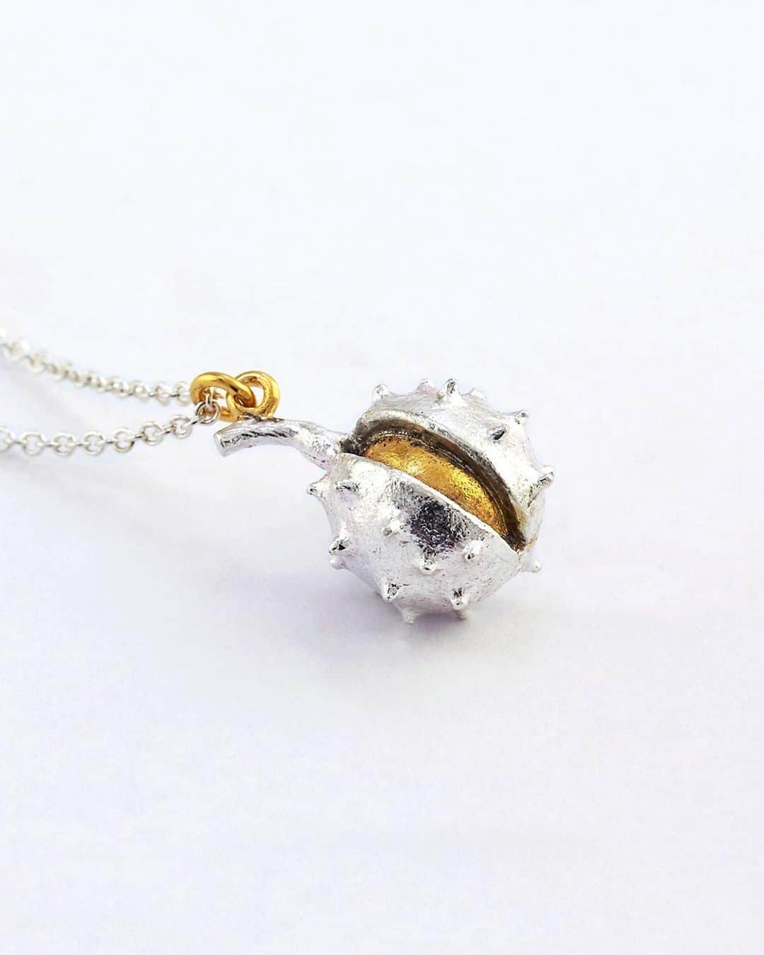 アレックスモンローさんのインスタグラム写真 - (アレックスモンローInstagram)「Conker Necklace 🍂 Back in Stock ✨Product Link in Shot🔗 ⠀ ⠀ A golden conker peeks through a split in a spiky, silver shell in our beloved Conker Necklace. A treasure inspired by the joys of nature in Autumn! 🍁 ⠀ ⠀ #AlexMonroe #HandmadeinEngland #InspiredbyNature #EthicallyMade」11月26日 21時11分 - alexmonroejewellery