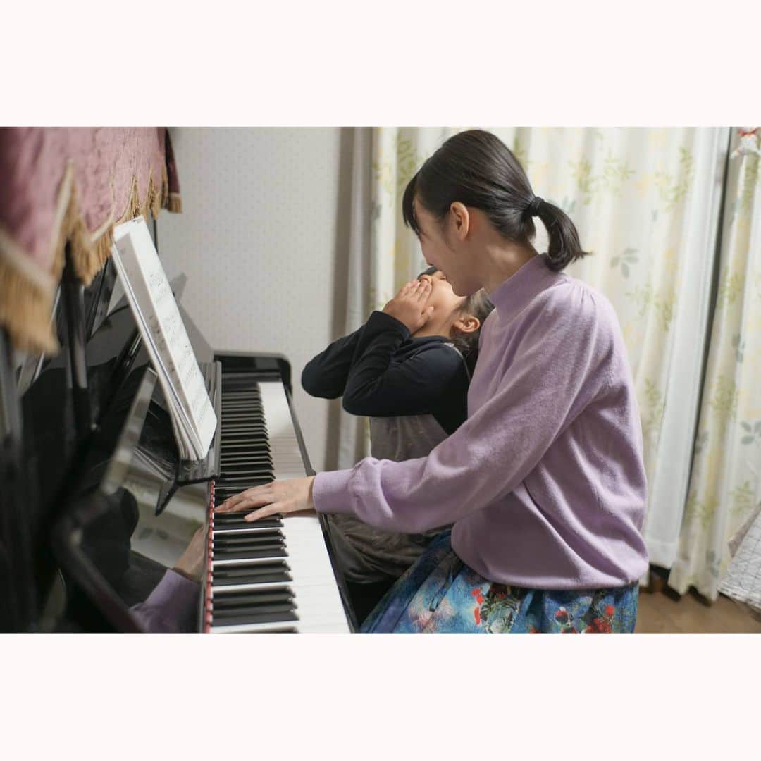 花澄さんのインスタグラム写真 - (花澄Instagram)「ピアノも一緒に弾いた。 右手だけ練習してる曲があったので 参戦してみた。 ずいぶん難しい曲やってるんだな。 びっくり。 まだこのくらいなら初見でもいける。 途中交互に鍵盤押すところがあって まんまとわたしのリズムにつられて大笑い。 がんばれー。  Leica M10-P summilux 35mm f1.4 2nd  #tokyocameraclub#leica#leicam10p#summilux#summilux35#summilux35mm2nd#oldlens#ライカ#ライカm10p#ズミルックス#ズミルックス35mm#オールドレンズ#tokyo#japan#oldlens_tokyo#花澄#kazumiphotography」11月26日 21時12分 - textisan