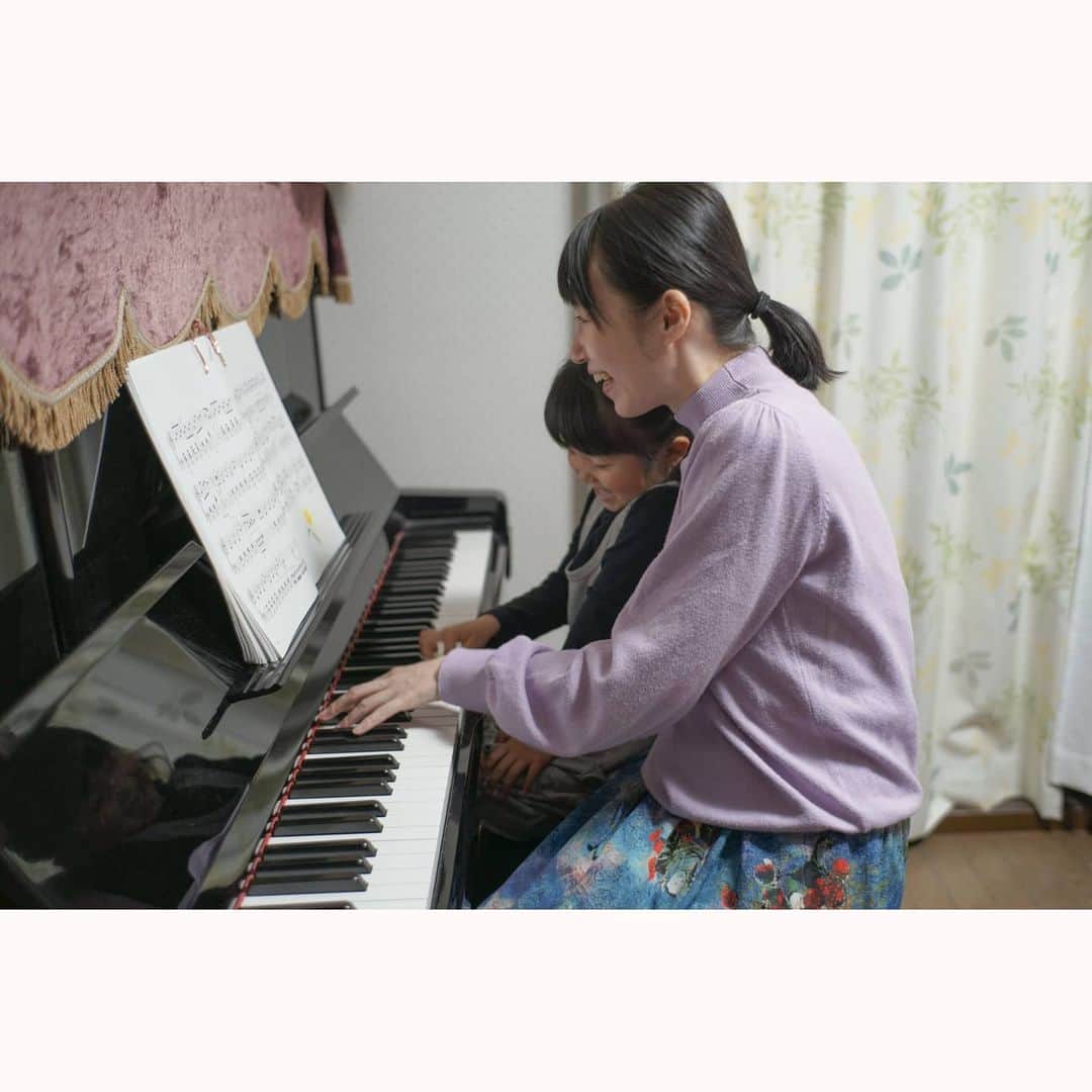 花澄さんのインスタグラム写真 - (花澄Instagram)「ピアノも一緒に弾いた。 右手だけ練習してる曲があったので 参戦してみた。 ずいぶん難しい曲やってるんだな。 びっくり。 まだこのくらいなら初見でもいける。 途中交互に鍵盤押すところがあって まんまとわたしのリズムにつられて大笑い。 がんばれー。  Leica M10-P summilux 35mm f1.4 2nd  #tokyocameraclub#leica#leicam10p#summilux#summilux35#summilux35mm2nd#oldlens#ライカ#ライカm10p#ズミルックス#ズミルックス35mm#オールドレンズ#tokyo#japan#oldlens_tokyo#花澄#kazumiphotography」11月26日 21時12分 - textisan