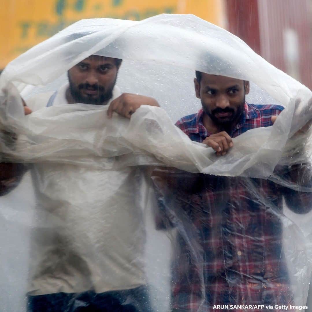 ABC Newsさんのインスタグラム写真 - (ABC NewsInstagram)「People used plastic sheets to cover from heavy rains in Chennai, India, as cyclone Nivar approached. #india #cyclone #weather」11月26日 21時12分 - abcnews