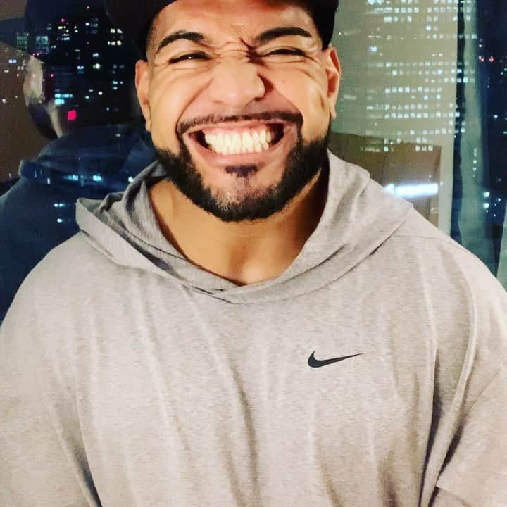 テヴィタ・フィフィタのインスタグラム：「Happy Thanksgiving 🦃🍁🍽」