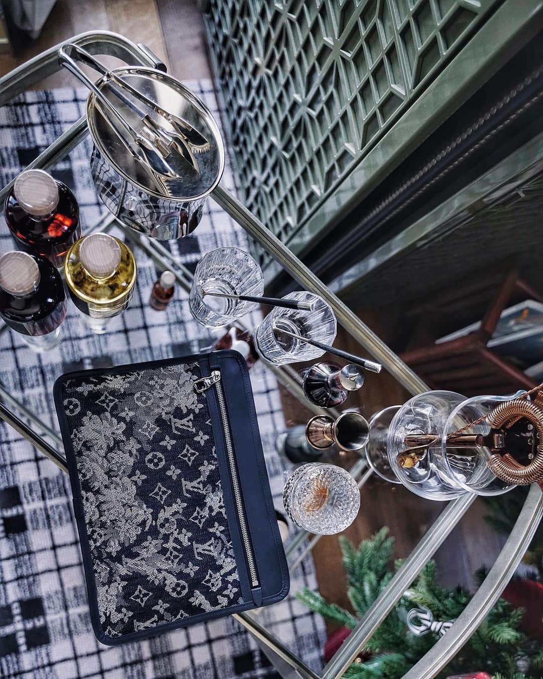 Christoffer Chengのインスタグラム：「Things that can get you drunk 😏 @louisvuitton」