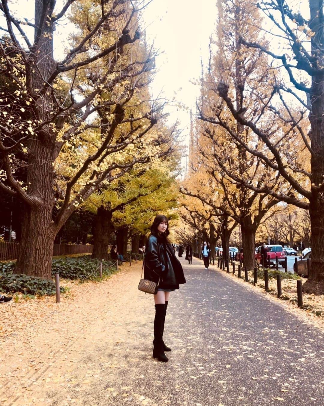 日下部美愛のインスタグラム：「かっこつけさせてもろて  #いちょう並木 #青山 #ロングブーツコーデ #jouetie  #photo #japan #model #me #hair #fashion #fashionblogger #makeup  #followme #instagood #camera #instadaily #dailylook #한국 #맞팔 #사진 #데일리 #데일리룩」