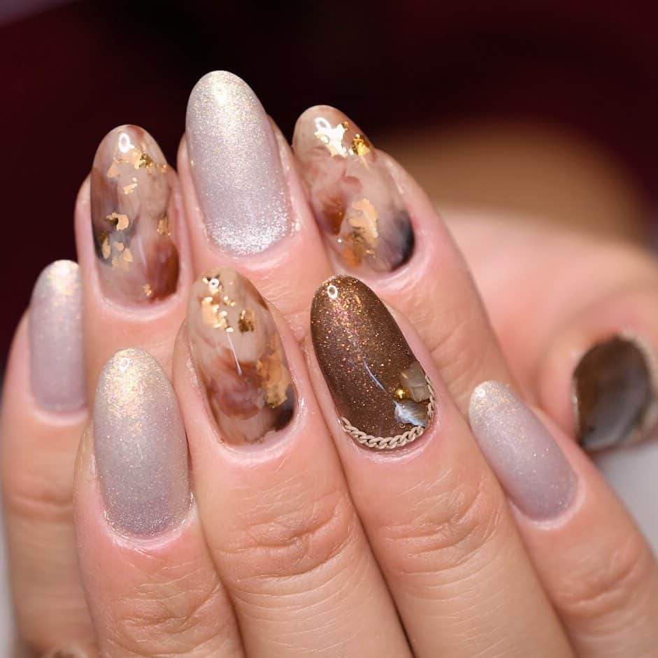 Yuka Maeda ::manicurelistのインスタグラム：「. . Salon data▼ ＝＝＝＝＝＝＝＝＝＝＝＝＝＝＝＝＝＝＝＝ . CADENAS -nail eyelash salon- ●Nail artist  @yuka.maeda  @yuki_cadenas ●eyelash　@cadenaseyelash  ゲストに愛と感動を…♡ . 【 LINE ＠cadenas 】 ご予約/お問い合わせはLINEよりお気軽に🤲 ▶︎▶︎#cadenasnail デザインアップしてます♡  price…★⭐︎Instagram特別キャンペーン中⭐︎★ . 「インスタ見たよ👀」と LINEからご予約で特別プライス7500円！！ . ※ご新規様限定 ※キャラクターや特殊なエレメント等のみ 別途料金いただく場合ございます🙇🏻‍♀️ . . price…初回8000円（オフ込み） access…大阪市北区堂山町16-1  中崎町駅  徒歩5分 /  梅田駅  徒歩6分 . tel… 06-4792-8617 ＝＝＝＝＝＝＝＝＝＝＝＝＝＝＝＝＝＝＝＝ . . .  #中崎町ネイルサロン #梅田ネイルサロン #大阪ネイルサロン #関西ネイルサロン #インスタネイル #instanails #instanail #トレンドネイル #ネイルサンプル #クリアネイルデザイン  #ネイルブック #ブラウンネイル #ネイルチェンジ #今月のネイル #にゅーねいる #秋ネイル #カフェラテネイル  #ネイル大好き #ホワイトネイル #ネイル部 #女子力向上委員会 #女子力 #女子力ネイル #アートネイル #金箔 #ニューネイル  #ナノソル #ナノソルcc  #ナノソル販売店大阪」