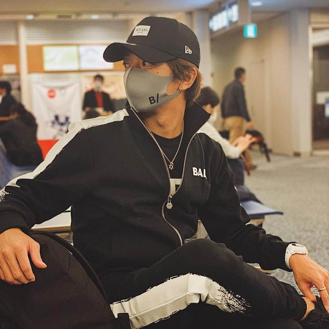 大倉士門さんのインスタグラム写真 - (大倉士門Instagram)「飛行機乗る時の 全身BALR.のジャージ😚♡ 新作かっこいい！！ ドストライクのデザイン😭 これで移動したー！✈️ マスクもB/の！！良き！」11月26日 21時26分 - shimonsmile