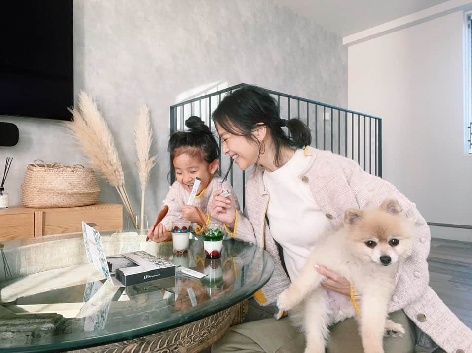 原田沙奈子さんのインスタグラム写真 - (原田沙奈子Instagram)「ほとんど顔を合わせられないくらい忙しさが増してる旦那さんと、寒くなってきた外で一生懸命遊んでくるアマネと、身体が弱くなってきた愛犬ユズと、一家の健康をひたすら守る係のワタシ。  お家の中の雰囲気はやっぱり明るくケタケタ笑っていられるものが良いし。 明るく笑うには健康でいなくちゃ成り立たないしなーと。  ワタシ自身や大切な家族の健康を考えることが増えて。 身体の免疫力を上げる！という勉強中。←勉強してもしてもまだまだ奥が深い  免疫力を高めるには、身体の中で戦ってくれる戦士（マクロファージって言うんだけど）が必要で。  その戦士がウイルスや細菌などの病原体、がん細胞、老廃物などをやつけてくれるわけで。 強い戦士がいてくれたら、どんな状況にも素早く対応してくれるわけで。 そんな強い戦士を作ることができたら、自分自身もとても強くなれるわけで。  ちゅーもーく！ してるわけです。  で、強い戦士を作るにはパントエア菌LPSがとても効果的だと知ったワタシは皆さまと共有したい気持ちが大きくて…。←またまた長くなりそうな予感  （ちなみにパントエア菌LPSとは土壌に存在するパントエア菌の1成分で野菜や穀物や発酵食品に多く含まれている）  強い戦士を作り免疫を高めると本当に多くの健康効果が得られるから手軽に摂取できるLPSサプリを飲んでいるのです。←余計なものは一切入ってないので安心  我が家の元気の素。 （今回はヨーグルトに混ぜて）  また長くなってしまったのだけど… 免疫力は自分で高められるものだから不調など感じてる方がいたらぜひ一度調べてみてほしいです🙋‍♀️  @phytolift #LPSサプリメント #フィトリフト #都会体質 #免疫ビタミン #菌のチカラ #sponsored」11月26日 21時19分 - sanakoharada