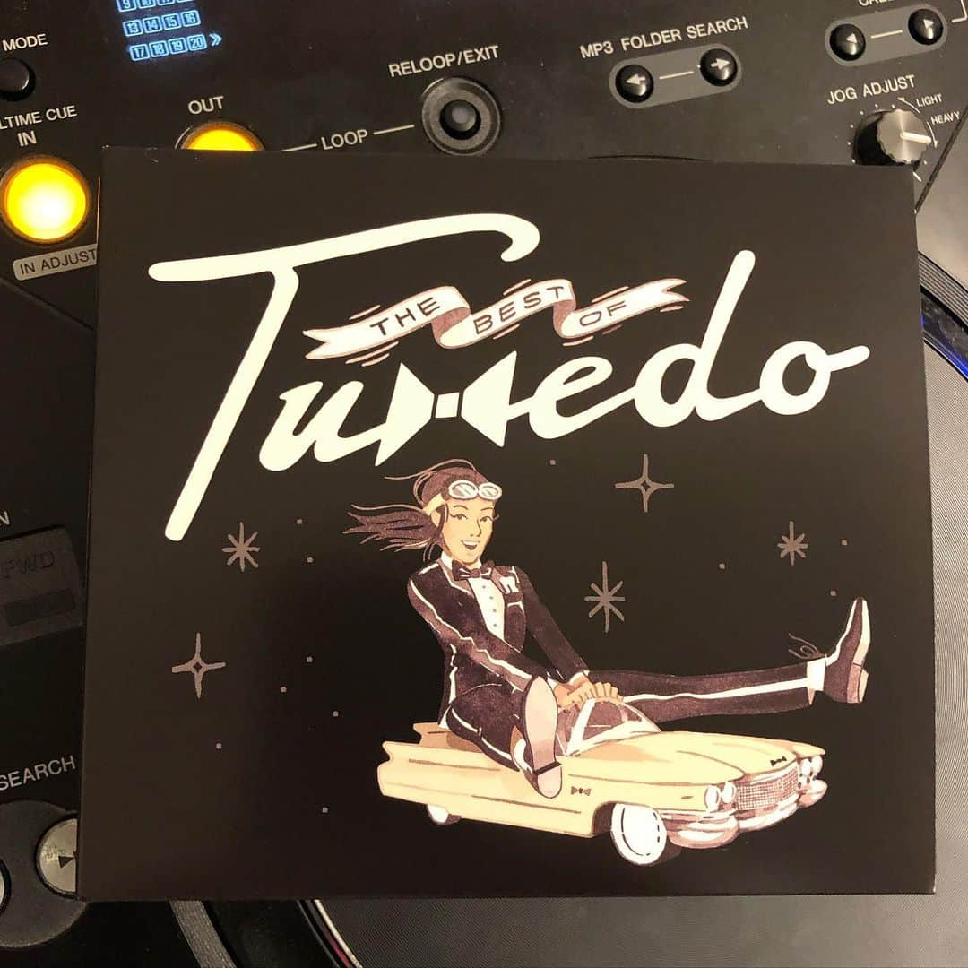 MUROさんのインスタグラム写真 - (MUROInstagram)「先程　@towervinyl でサンプル盤を頂いた、今週末にリリースされるタワレコ限定のタキシードの ベスト盤を堪能中🎶🖤　 ボーナストラックでクリスマスソングなんかも収録されていて最高デス✨🎄 @mayerhawthorne  @jakeuno」11月26日 21時20分 - dj_muro