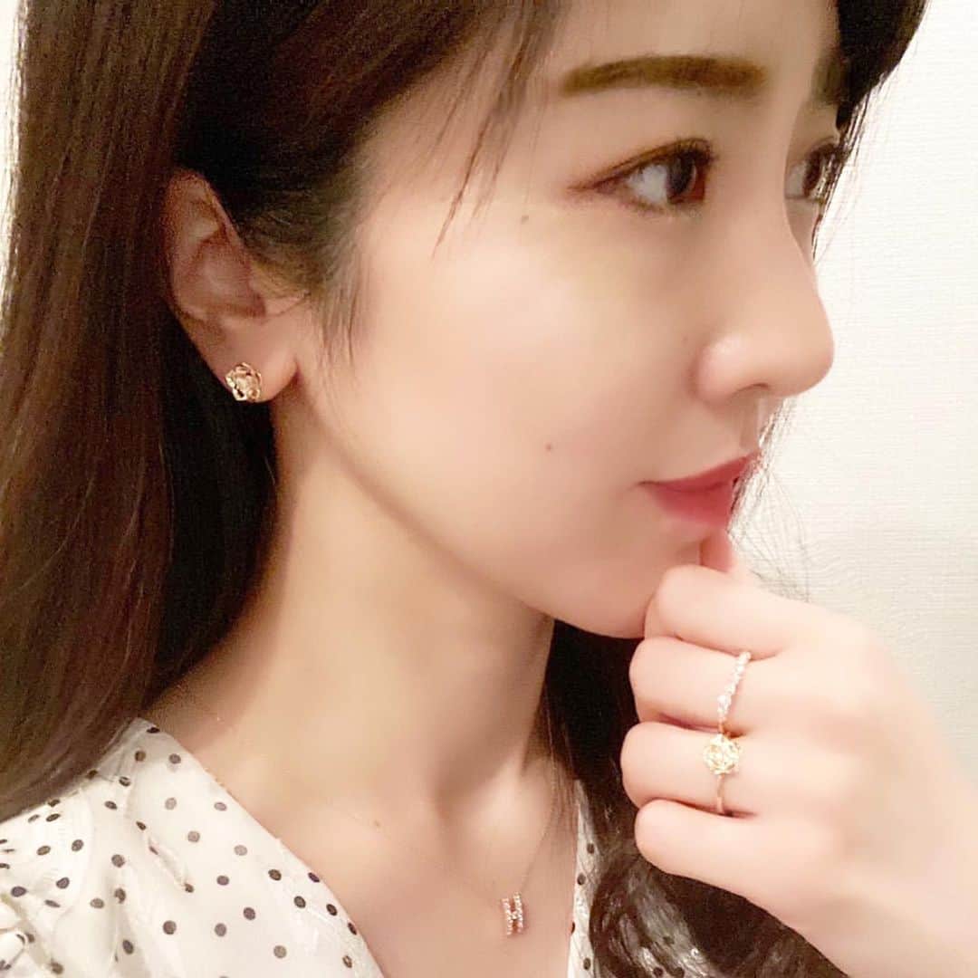 𝐇𝐈𝐍𝐀𝐊𝐎のインスタグラム：「💝💝💝﻿ ご着用のお写真ありがとうございます🥺✨﻿ ﻿ @privatesalon_angie オーナーのはるな様 @_h.a.120_ 🙇‍♀️✨💓﻿ いつもお世話になっております🥺💝﻿ オーダー誠にありがとうございます😭✨﻿ ﻿ 💎イニシャルネックレス💎﻿ 【H】k18イエローゴールド・ダイヤモンド﻿ 全長45cm スライド式アジャスター﻿ 刻印あり﻿ ↓﻿ 💎ハートエタニティリング💎﻿ k18 イエローゴールド﻿ ダイヤモンド0.5ct  刻印あり﻿ ↓﻿ 💎ローズリング、ピアス💎﻿ k18 イエローゴールド 刻印あり﻿ ﻿ と4点のオーダー本当に嬉しいです🥰✨﻿ イエローゴールド、華やかでカジュアルにも﻿ エレガントにもどちらも綺麗で本当に素敵です🌹✨✨﻿ ﻿ ご着用のお写真本当に参考になります✨﻿ リング、ピアス、ネックレスの3点を﻿ ダイヤモンドジュエリーで統一💎❣️﻿ 最高に美しいです🥺😣✨✨﻿ ﻿ ﻿ はるな様の痩身エステはちょこちょこ通わせていただいてます💕ローズ蒸しからのリンパマッサージ、筋膜リリースなどいろいろやってもらってます🥰🙇‍♀️✨✨女性限定の隠れ家的なプライベートサロン✨終わった後は体が軽くなります🥺💕有名な方も来てるみたいで本当はるな様の実力ですすごい❣️  年末が近づきご褒美ジュエリーとしてのオーダーも多く感じます💕これから仕上がり予定のジュエリーも楽しみです🎄✨﻿ ﻿ #ローズリング　#ローズピアス﻿ #イニシャルネックレス﻿ #k18ピアス #k18リング ﻿ #k18ネックレス﻿#ダイヤモンドジュエリー﻿ #ご褒美ジュエリー﻿ #クリスマスジュエリー　 #筋膜リリース #リンパマッサージ  #プライベートエステサロン #アンジー ・ 💝💝💝﻿  ﻿」