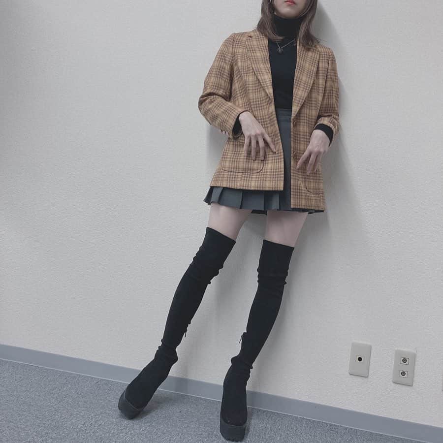 三田麻央さんのインスタグラム写真 - (三田麻央Instagram)「ジャケットにニーハイブーツの時期〜！最高〜！！」11月26日 21時21分 - kyunmao_m99