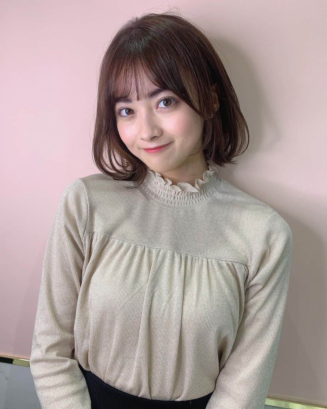 中塚美緒のインスタグラム：「大西さんにカラーしていただきました❤︎ 今回のカラーはパープルベージュ💜  パープルベージュ→アッシュ→ベージュの順番で色落ちしていくみたいで、それもまた楽しみ〜❣️  ボブだから巻き方のパターンが少なくて悩んでたんだけど、外ハネと内巻きのミックスがとってもかわいいということを教えていただいて、早速やっていただいた〜💞 ありがとうございました！  #ヘアカラー #パープルベージュ #ボブアレンジ」