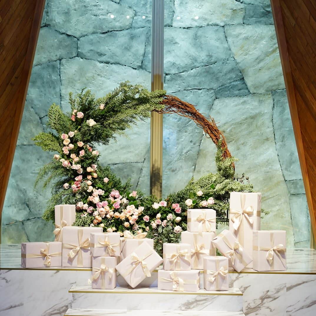 前田有紀さんのインスタグラム写真 - (前田有紀Instagram)「先日撮影の装飾でBig wreathをお届けしてきました。こだわりのバラをたくさん咲かせて。いつか映像で見られるのが楽しみ。  #guiflower」11月26日 21時24分 - yukimaeda0117