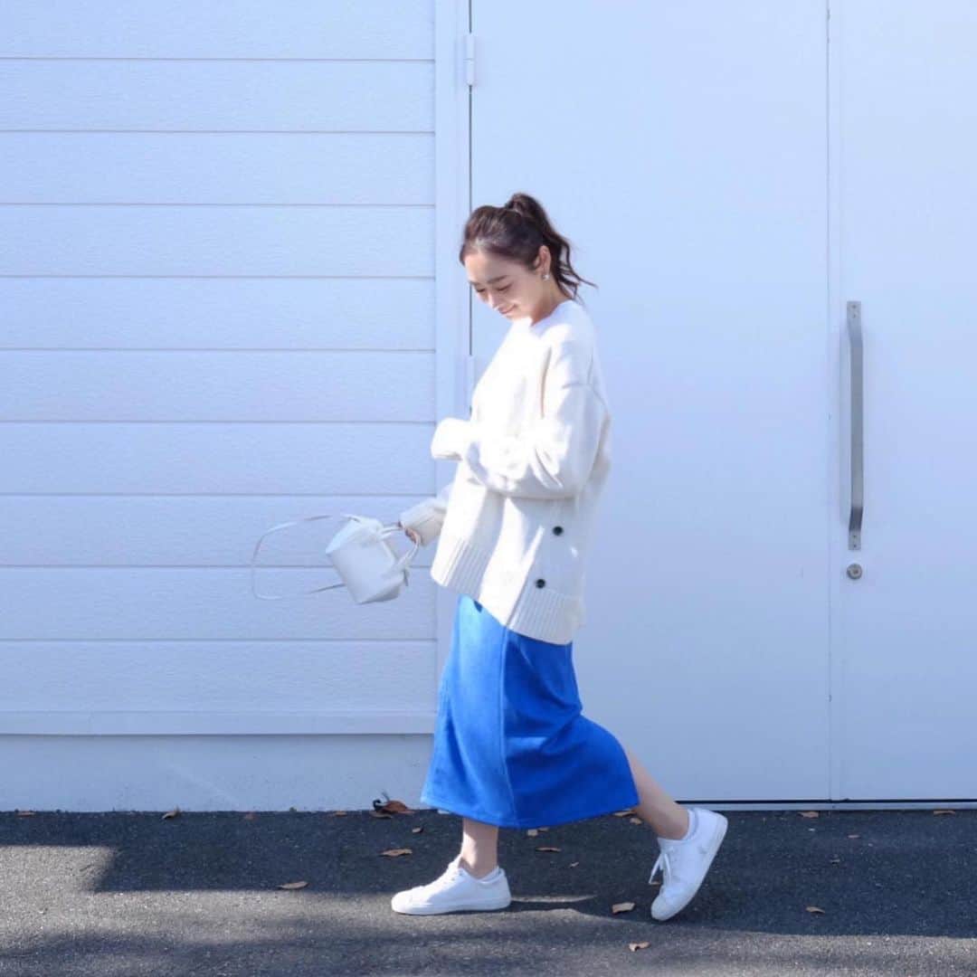 Keikooooooのインスタグラム：「全身も載せておきまつ🤍 めちゃくちゃ発色のキレーな ブルーの @dolce._official のスカート♪ まずはシンプルに。 何合わせようって手持ちの服とあれやこれやと、 考える時間って楽しい💙💙 ． cardigan @blanc_official.jp #blanc_official  skirt @dolce._official #dolce_official  shoes @converse_jp #converse」