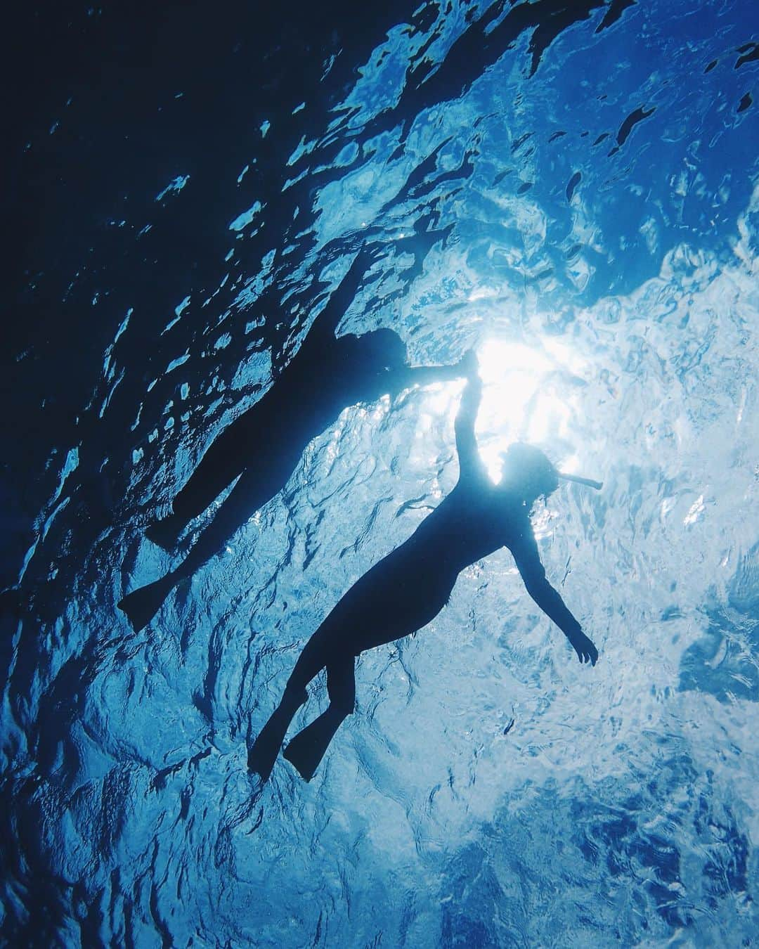 藤井萌さんのインスタグラム写真 - (藤井萌Instagram)「お気に入りの写真🐟🐟 ㅤㅤㅤ ㅤㅤㅤ 渡嘉敷島の海の中。 神秘的♡ ㅤㅤㅤ #溺れているみたいだけどギリギリ溺れていないよ🐟笑 #お気に入りの写真すきて待ち受けにした😌 #渡嘉敷島　#海の中 #シュノーケル #過去pic」11月26日 21時36分 - fujii_moe