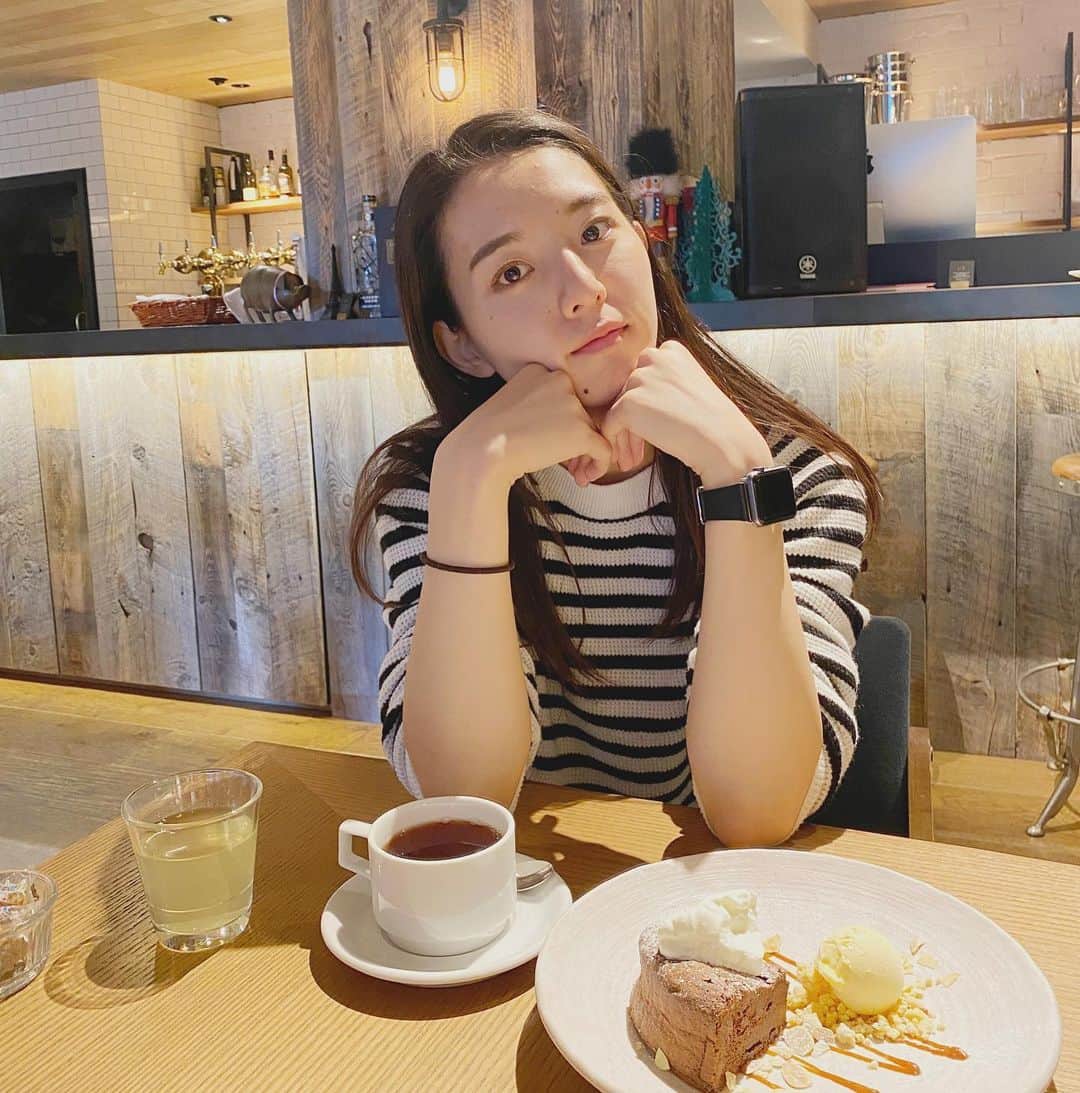 宮原華音さんのインスタグラム写真 - (宮原華音Instagram)「☕️☕️☕️☕️﻿ ﻿ この間行ったカフェが﻿ 落ち着くしお洒落だし﻿ デザートも美味しすぎて﻿ リピート確定👌✨﻿ ﻿ ﻿ あっという間に時間が過ぎていった  #カフェ #カフェ巡り #カフェ好きな人と繋がりたい #カフェ女子 #ガートーショコラ #ホットティー #東京カフェ #東京グルメ #秋葉原カフェ #秋葉原 #カフェスイーツ」11月26日 21時27分 - miyahara_kanon