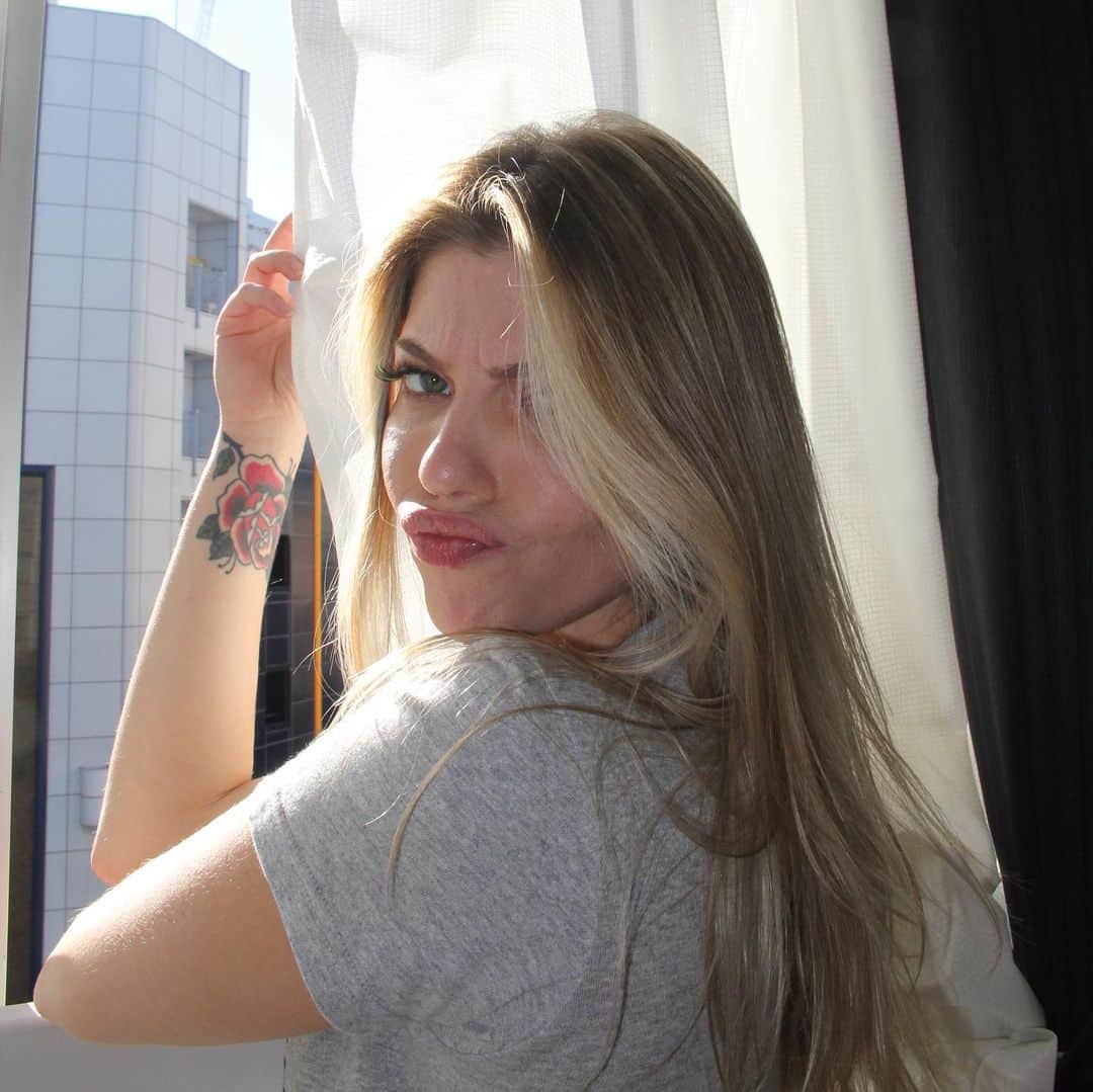 Taboo English®のインスタグラム：「@maayrak Mayra’s lazy day お休み ゴロゴロ time @walkerkristymeglin 📸  • • • • #tabooenglish #staythefuckhome #saturdayvibes #ブラジル人 #blondehair #tattoo #nagoya #秋 #2020goals」