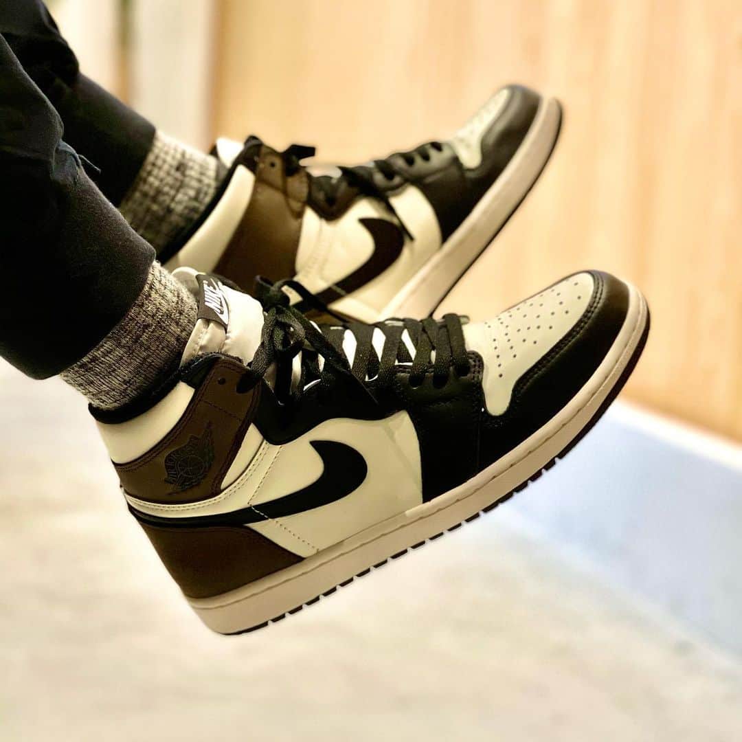 のインスタグラム：「My Kick Game !! Winter color vibez !  #airjordan1darkmocha #nike #jordan #airjordan1 #sneakers #sneakerhead #kickstagram #flykicks #stayfresh」