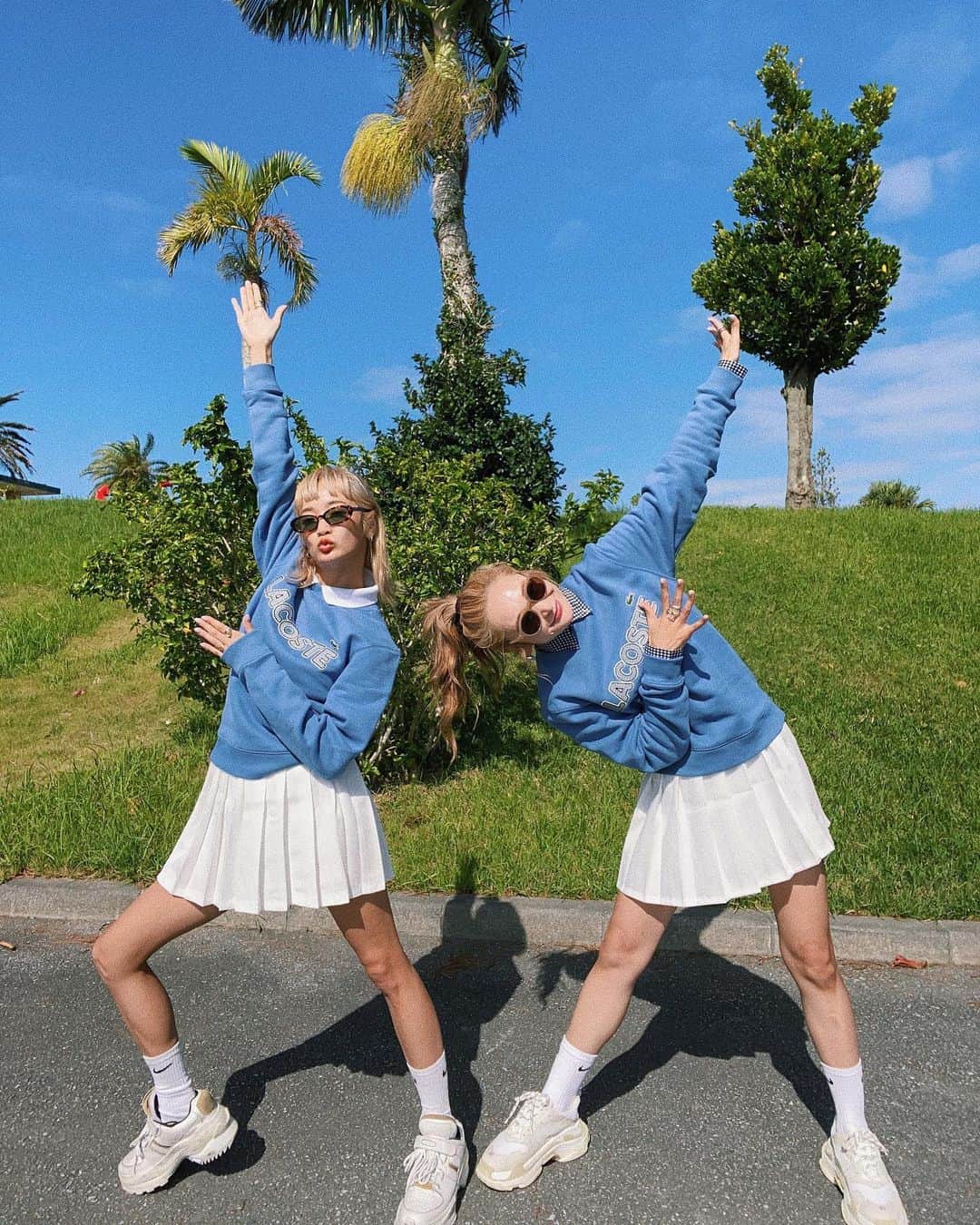 のインスタグラム：「しゃっき〜〜ん🕺💙🕺 お気に入りスウェットとプリーツスカートで ハッピーテニスコーデが完成〜🐊💕🎾  スニーカーは二人っぽく厚底スタイルでっ👟✌️  動画に音楽がつけれなかったよぉ、、🤦‍♀️ なんの曲か分かるかなっ😙🎵 （難問すぎand踊りも自己流ってw分かるか〜いw  あとでリールにアップしてみるねっ💕💕💕  #ハピコデ #テニスコーデ #スニーカーコーデ #HAPPYSET」