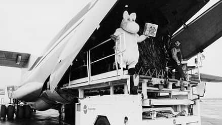 ムーミンさんのインスタグラム写真 - (ムーミンInstagram)「The Moominhouse by Martinex has delighted Moomin fans for almost 30 years! 👉 moom.in/moominhousetoy  Swipe to see pictures from the 90s when the first shipment of Moominhouses arrived and before the now iconic Moominhouse was launched!🥰  The blue Moominhouse is a favourite among children (and adults as well!)💙  📷: Martinex  🤫 Psst! Join the Moomin fanclub to get a 10% discount on your order (moom.in/fanclub) 🤫 #moomin #moominofficial #moominbymartinex」11月26日 21時34分 - moominofficial