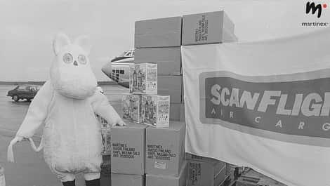 ムーミンさんのインスタグラム写真 - (ムーミンInstagram)「The Moominhouse by Martinex has delighted Moomin fans for almost 30 years! 👉 moom.in/moominhousetoy  Swipe to see pictures from the 90s when the first shipment of Moominhouses arrived and before the now iconic Moominhouse was launched!🥰  The blue Moominhouse is a favourite among children (and adults as well!)💙  📷: Martinex  🤫 Psst! Join the Moomin fanclub to get a 10% discount on your order (moom.in/fanclub) 🤫 #moomin #moominofficial #moominbymartinex」11月26日 21時34分 - moominofficial