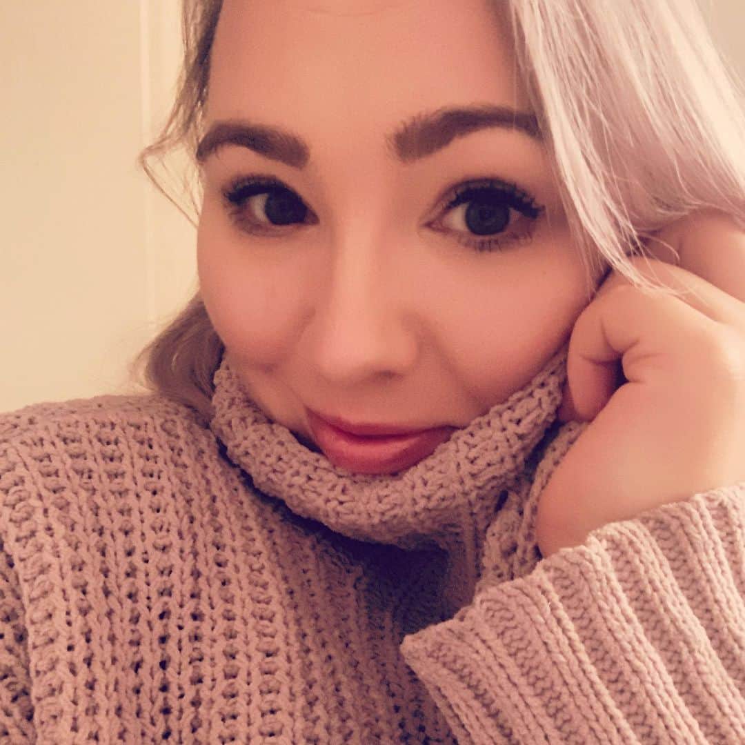 ケルシュティン・フランクさんのインスタグラム写真 - (ケルシュティン・フランクInstagram)「When all you wanna do on these cold & foggy November days is to snuggle up on the couch, drink coffee and watch your favorite movies...good thing there are cozy sweaters making it a bit easier to leave the house ☺️  • • • #cozyweather #sweatherweather #cuddlemood #foggynovemberdays #whenistheweekendcoming」11月26日 21時34分 - kerstinfrank88