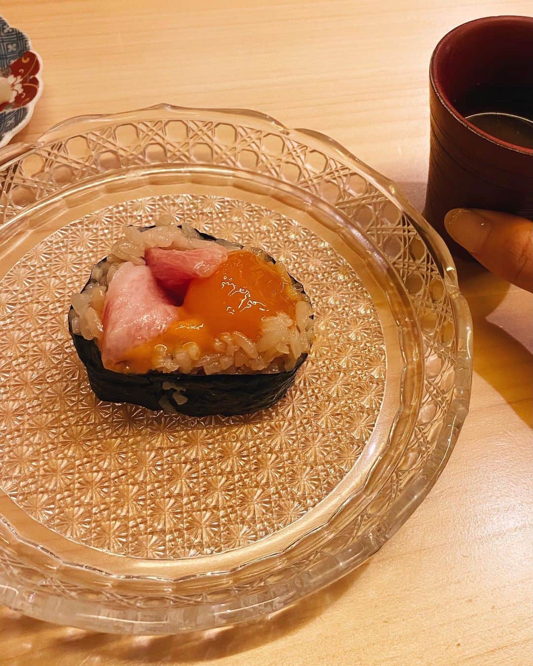 新田さちかさんのインスタグラム写真 - (新田さちかInstagram)「前に行ったお寿司屋さん🐡。  五感すべてが満たされた❤︎❤︎  ⚠️目を瞑って味わってる時に話しかけると怒るときがあります。キケン。  #お寿司 #よしかわ #恵比寿」11月26日 21時37分 - sachat__official