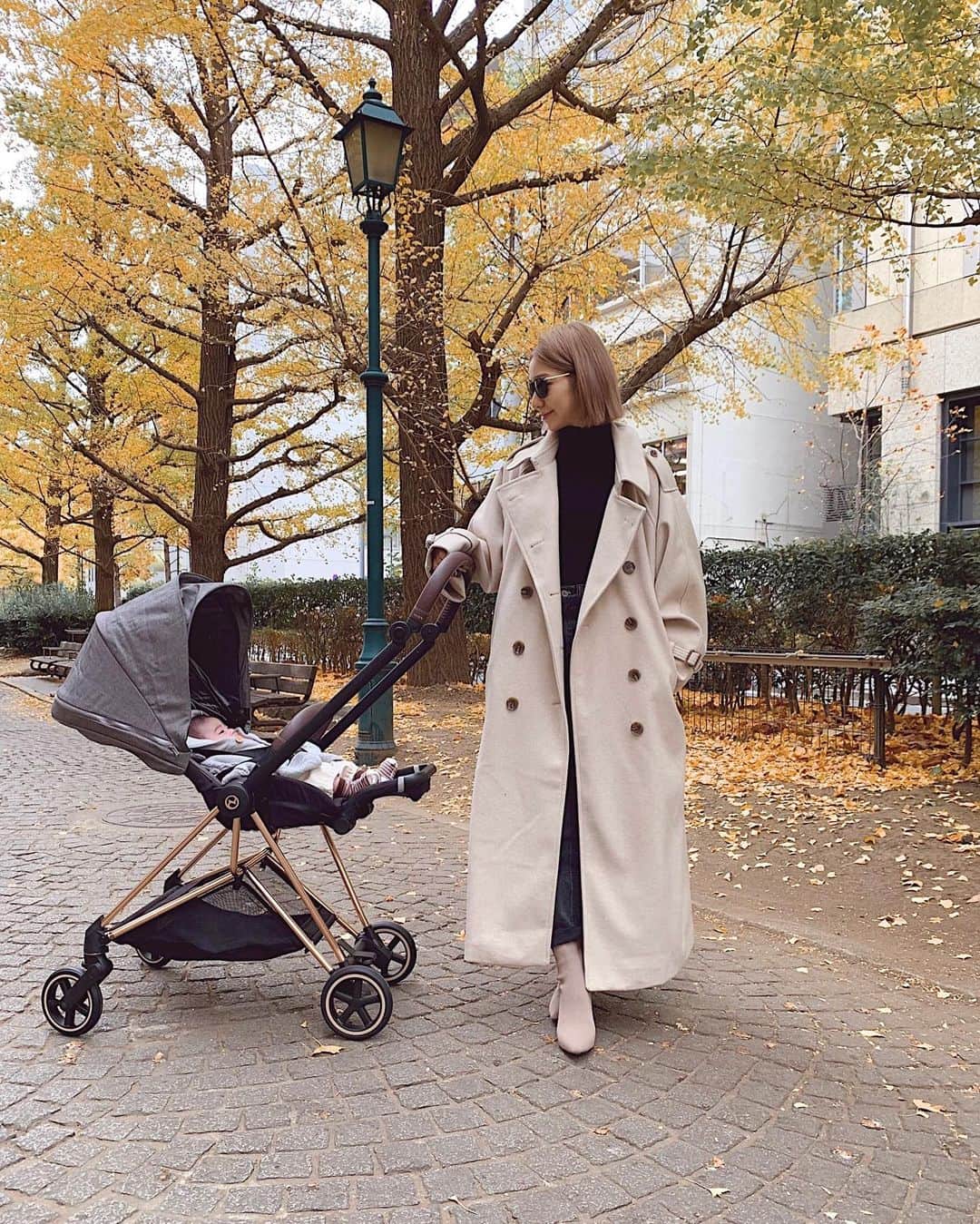 松尾 瞳のインスタグラム：「. 秋な景色が増えてきたね🍁 先日のベビーカーデビュー🍁  ベビーカーは @cybex_japan  ストーリーズで質問あったコートは @sayakahara_willfully のものです🕶💛」