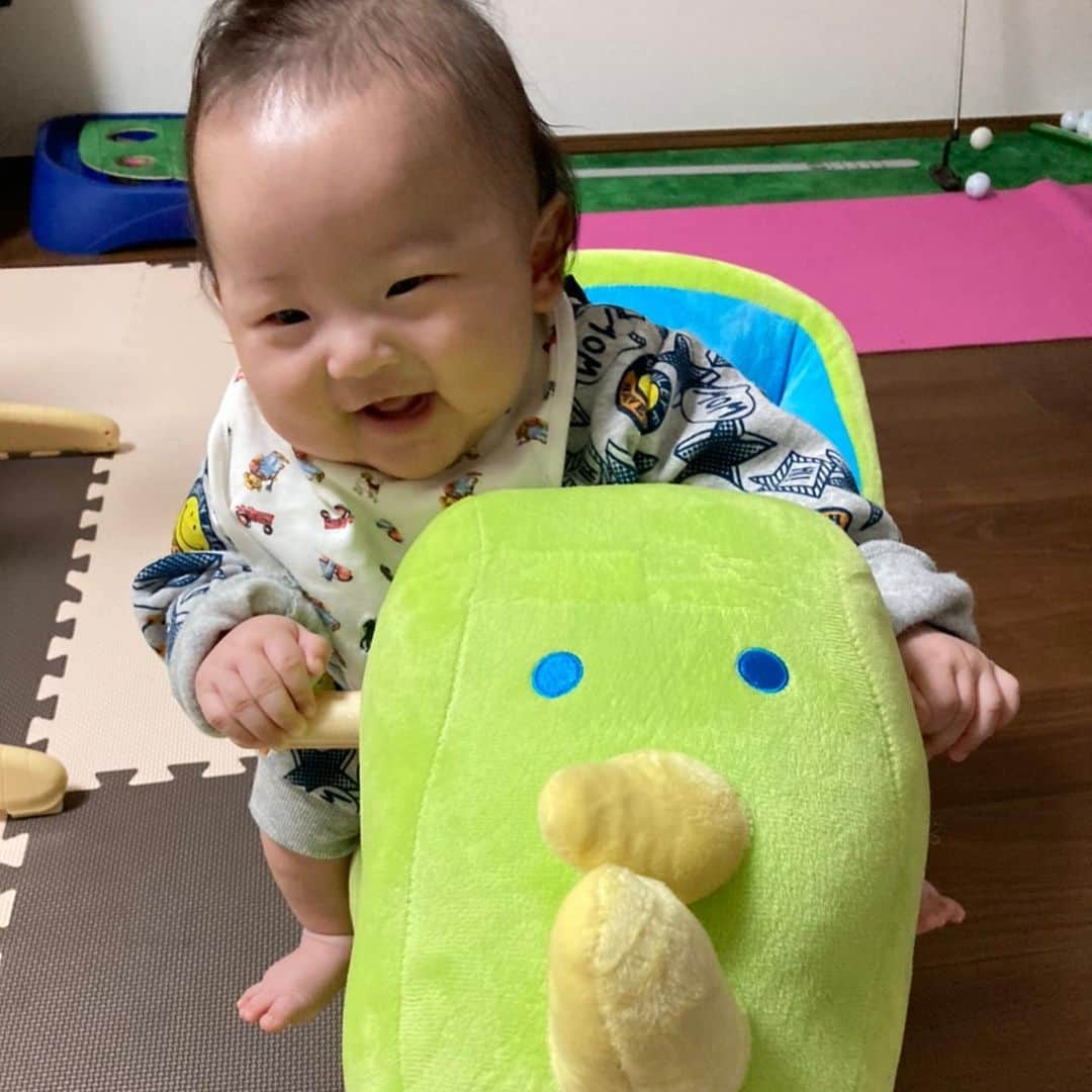 竹安俊也さんのインスタグラム写真 - (竹安俊也Instagram)「今日のニトリエキシビジョンゴルフをもって、今年のゴルフツアーの全日程が終了しました。  今年を振り返ると、ここ2年くらいずっとショットの不調で、悩んでいて、練習で出来ても試合になると上手く自分のチカラを出せない、もともと打たれ弱い性格もあり、センスがないのかも、辞めてトクの為に働こうとも思いました。 けど、自分の中でまだ、100%やり切ったのかと言われると、胸を張って言えない、そんな中途半端な気持ちでゴルフを辞めてもこの先、トクの親として胸を張って生きていけないしこれまで1番に応援してくれた親にも顔を合わせられません。 今一度ゴルフと100%向き合い、夢を追ってみよう！トクが大きくなった時に胸張って親として教育を出来る様に頑張ろうと思いました。 そんな中、先週ダンロップフェニックストーナメントがあり、先輩プロや同級生、後輩、色んなプロからアドバイスを貰い自分の中で噛み砕きながら練習していました。 すると、上手く噛み合い、アイアンでは2年ぶりくらいに自分の感覚と振り感と球の飛び方が一致して最終日はいいゴルフができました。 ドライバーも、あと少しで克服出来そうな、雰囲気になってきました。 ここまで、持ち直せたのは間違いなくトクのおかげだし、産んでくれた嫁ちゃんにも感謝です☺️ また、これまで頑張ってきて自分で身につけた技術を惜しみなく教えてくれた、プロ達にも感謝です！  そして、こんな僕にもクラブの調整してくれて、いつも万全で試合に望ましてくれるテーラメイドのスタッフの方々にも感謝です！  これからもブレずにやれば絶対に優勝できます。  恥ずかしくてあまり、こんな事はここに書きたく無かったんですが、自分への決意表明を込めて書きました！  いつも応援してくれる方々、本当にチカラになります！  これからも竹安俊也を応援宜しくお願いします！  @もうブレない！」11月26日 21時38分 - shunyatakeyasu