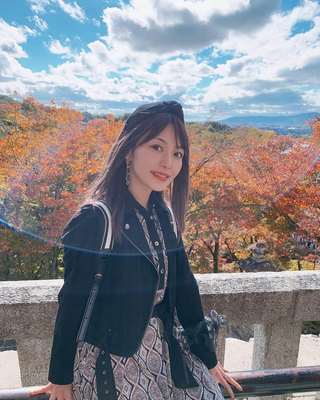長谷部優のインスタグラム：「京都 清水寺 真っ赤に色付いた紅葉に 気持ちいい天気✨ 贅沢🍁 続く、、。  Photo  新田健太」