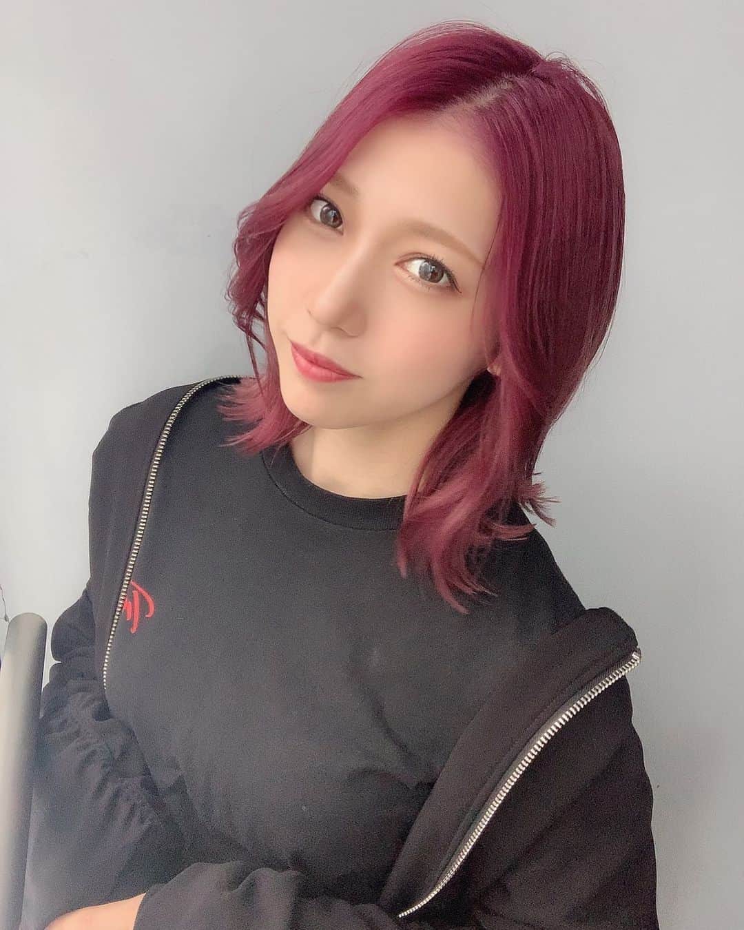 茂木忍のインスタグラム：「#SENSUALITY の公演に向けて美容院行ってきた！ . 光によっては紫にも赤にも見えます🥸 かわちー！」