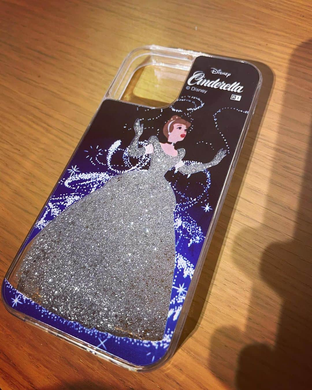 片山陽加さんのインスタグラム写真 - (片山陽加Instagram)「iPhone 12proのケースを新調😊 ネットで見つけて一目惚れした シンデレラのキラキラケース♡  @gain_garage でGETしたの✨ ドレス部分が透明になってて 中にあるラメが動いて幻想的なの🥺🥺 早くディズニー行きたいよう！！！！  #iphoneケース  #新調 #シンデレラ #夢の国」11月26日 21時46分 - haachandyoo