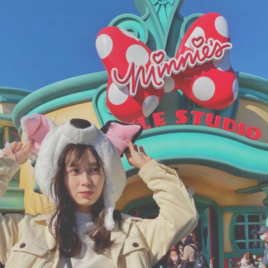 のインスタグラム：「Tokyo Disney Land * * 美女と野獣魔法の物語もベイマックスのハッピーライドもどっちも当てるという快挙✨  #ディズニー #ディズニーランド #ディズニーコーデ #白コーデ #コーデュロイ #セットアップ #コーデュロイジャケット #コーデュロイスカート #ファンキャップ #101匹わんちゃん #dオタさんと繋がりたい #お洒落さんと繋がりたい #disney #disneyland」