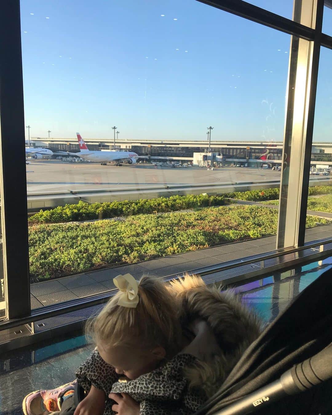 太田エイミーのインスタグラム：「Thank you everyone for all your kind words. The journey from Narita -> Zurich was very smooth. I was quite nervous to travel alone in these circumstances with a toddler, but in the end, it felt very safe. Here are some pictures of Narita airport. It was very empty, and so quiet that the airport announcements echoed very loudly. It was sad to see so many cancelled flights on the screens. Most stores were closed, some permanently 😢 I really hope the global situation improves soon so that the small businesses and airlines can get on the road to recovery.」