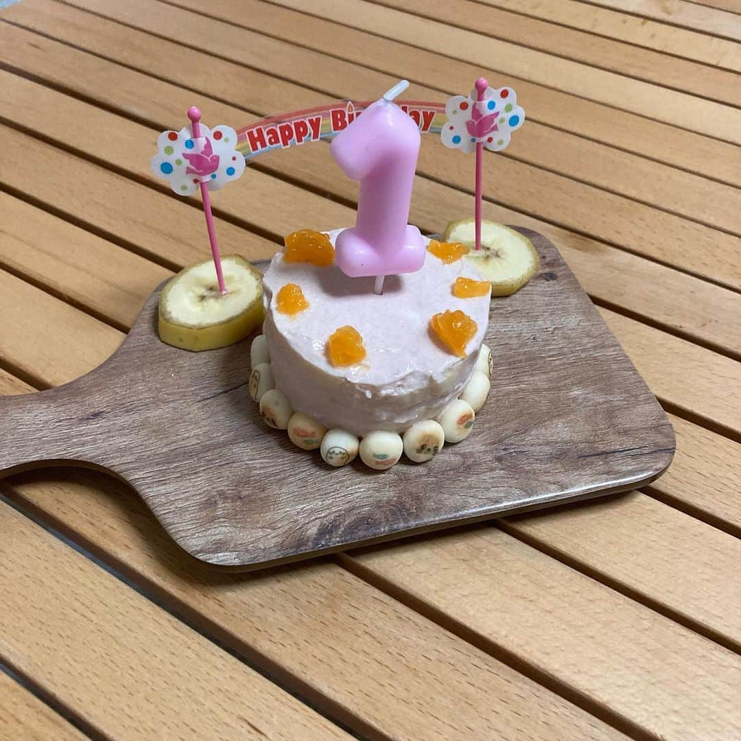 川畑雅秀さんのインスタグラム写真 - (川畑雅秀Instagram)「今日で1歳😆やっぱり1歳のミルクの飲みっぷりは違うなぁ〜🥲 #1歳誕生日 #ミルク #飲みっぷり #月ちゃん #かわばたくん #吉本芸人」11月26日 21時47分 - kawabata.kun