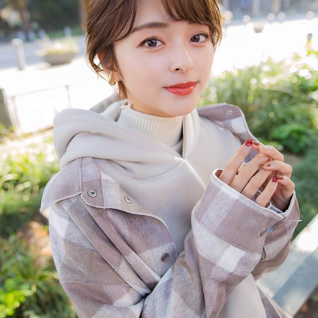 かおりのインスタグラム：「・ ・  重ね着〜🥰  パーカーほしいなぁ  #パーカー　#パーカー女子」