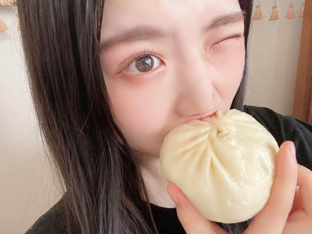 出口結菜さんのインスタグラム写真 - (出口結菜Instagram)「《🐙#大阪　#551horai》﻿ ﻿ 🐽豚まん　4個（¥760） ﻿ ﻿ ﻿ ﻿ よく夜ご飯にママが551蓬莱を買ってきてくれるんやけど出口家の定番は、、﻿ ﻿ 🥟焼餃子←弟1推し﻿ 🍤エビ焼売﻿ 🍖焼売﻿ 🍙551ちまき﻿ 　↑ほんまにもち米がもちもちで最高﻿ ﻿ ﻿ 豚まんは朝ごはんによく食べるねんけど、﻿ ほんまに外の生地がモチモチで弾力がある！！﻿ ﻿ 食べ応え抜群の生地やし、しかも、全然パサパサじゃない！！﻿ ﻿ ﻿ ﻿ 中もシンプルな味付けやねんけど、﻿ ほんまに何個も食べたくなる味😋😋﻿ ﻿ 脂もいい感じに乗ってて、玉ねぎも美味しすぎる！！﻿ ﻿ ほんまにこれは食べたことない人は食べて味わってほしい‼️‼️﻿ ﻿ ﻿ もうやっぱり豚まんがある時は笑顔なれる。。﻿ ﻿ ﻿ ﻿ ﻿ 今、発売中のNEWシングル《#恋なんかnothankyou ！》の中のカップリング曲でね、、﻿ ﻿ 551さんとコラボしたCMのカップリング曲が入ってるんです😍😍﻿ ﻿ この歌詞、、、﻿ ﻿ 自分で言うのもアレやけど、﻿ 私に当てはまりすぎていて、、、、、﻿ ﻿ 私の取り扱い説明書です、笑﻿ ﻿ この曲聴いて、豚まん食べましょぉーー！！！！﻿ ﻿ ﻿ ﻿ ﻿ ﻿ ﻿ ﻿ お話し会も受付中です！←ちゃっかりと。笑﻿ ﻿ ﻿ ﻿ ﻿ ﻿ ﻿ \551蓬莱最高🥰/﻿ ﻿ ___________________________________________﻿ ﻿ ❤️カロリー:292kcal﻿ 💗たんぱく質:7.7g﻿ 💛脂質:10.7g﻿ 💚炭水化物:41.1g﻿ ___________________________________________﻿ ﻿ #551蓬莱 #551 #豚まん #肉まん #蓬莱  #関西 #関西グルメ #大阪グルメ #大阪グルメ #焼き餃子 #焼売 #ちまき #名物 #お取り寄せグルメ #美味しい #過去pic  #instafood #instagram #food #foodstagram #食べ物 #食べ物イラスト #グルメ #グルメ好きな人と繋がりたい #ごはん記録 #ラビグルメ」11月26日 21時51分 - yui_laby0622