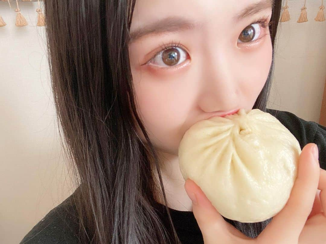 出口結菜さんのインスタグラム写真 - (出口結菜Instagram)「《🐙#大阪　#551horai》﻿ ﻿ 🐽豚まん　4個（¥760） ﻿ ﻿ ﻿ ﻿ よく夜ご飯にママが551蓬莱を買ってきてくれるんやけど出口家の定番は、、﻿ ﻿ 🥟焼餃子←弟1推し﻿ 🍤エビ焼売﻿ 🍖焼売﻿ 🍙551ちまき﻿ 　↑ほんまにもち米がもちもちで最高﻿ ﻿ ﻿ 豚まんは朝ごはんによく食べるねんけど、﻿ ほんまに外の生地がモチモチで弾力がある！！﻿ ﻿ 食べ応え抜群の生地やし、しかも、全然パサパサじゃない！！﻿ ﻿ ﻿ ﻿ 中もシンプルな味付けやねんけど、﻿ ほんまに何個も食べたくなる味😋😋﻿ ﻿ 脂もいい感じに乗ってて、玉ねぎも美味しすぎる！！﻿ ﻿ ほんまにこれは食べたことない人は食べて味わってほしい‼️‼️﻿ ﻿ ﻿ もうやっぱり豚まんがある時は笑顔なれる。。﻿ ﻿ ﻿ ﻿ ﻿ 今、発売中のNEWシングル《#恋なんかnothankyou ！》の中のカップリング曲でね、、﻿ ﻿ 551さんとコラボしたCMのカップリング曲が入ってるんです😍😍﻿ ﻿ この歌詞、、、﻿ ﻿ 自分で言うのもアレやけど、﻿ 私に当てはまりすぎていて、、、、、﻿ ﻿ 私の取り扱い説明書です、笑﻿ ﻿ この曲聴いて、豚まん食べましょぉーー！！！！﻿ ﻿ ﻿ ﻿ ﻿ ﻿ ﻿ ﻿ お話し会も受付中です！←ちゃっかりと。笑﻿ ﻿ ﻿ ﻿ ﻿ ﻿ ﻿ \551蓬莱最高🥰/﻿ ﻿ ___________________________________________﻿ ﻿ ❤️カロリー:292kcal﻿ 💗たんぱく質:7.7g﻿ 💛脂質:10.7g﻿ 💚炭水化物:41.1g﻿ ___________________________________________﻿ ﻿ #551蓬莱 #551 #豚まん #肉まん #蓬莱  #関西 #関西グルメ #大阪グルメ #大阪グルメ #焼き餃子 #焼売 #ちまき #名物 #お取り寄せグルメ #美味しい #過去pic  #instafood #instagram #food #foodstagram #食べ物 #食べ物イラスト #グルメ #グルメ好きな人と繋がりたい #ごはん記録 #ラビグルメ」11月26日 21時51分 - yui_laby0622