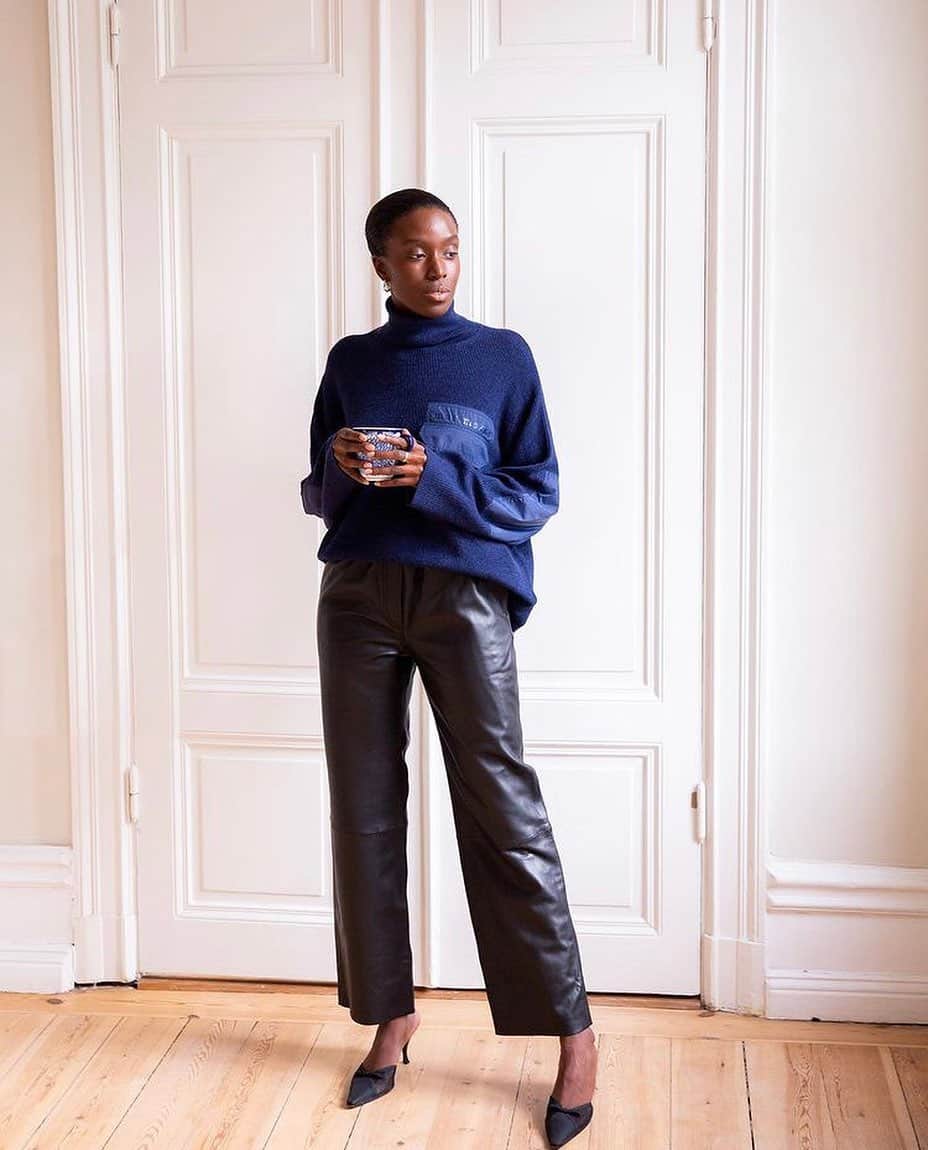 マリメッコのインスタグラム：「Simplicity at its best. @aboutaby nailing a beautiful, timeless look for fall and winter. Michelle is wearing the Tarpoa knitted pullover from our Fall/Winter collection. #marimekko」