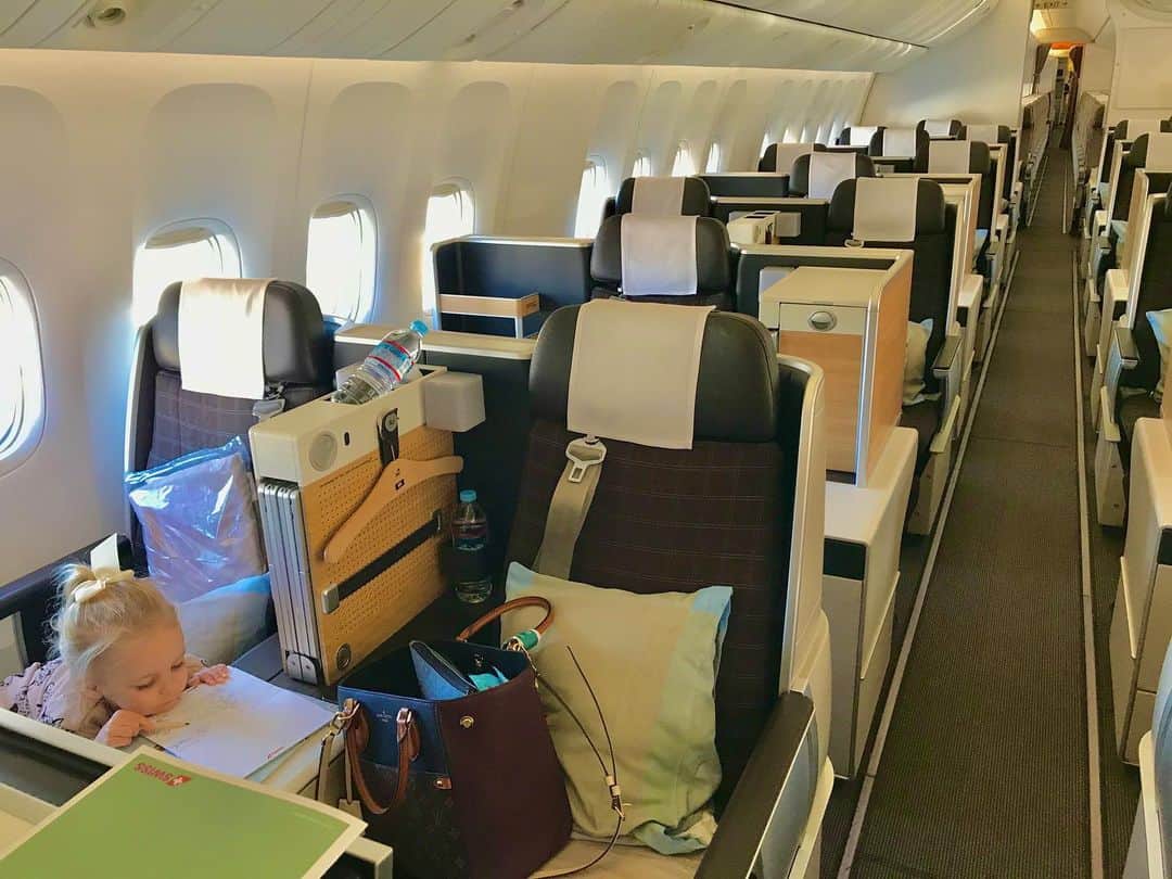 太田エイミーのインスタグラム：「The plane was also empty. On our flight, there were only 7 passengers on a Boeing 777 (capacity around 380 people). An eerie and unbelievable sight.」
