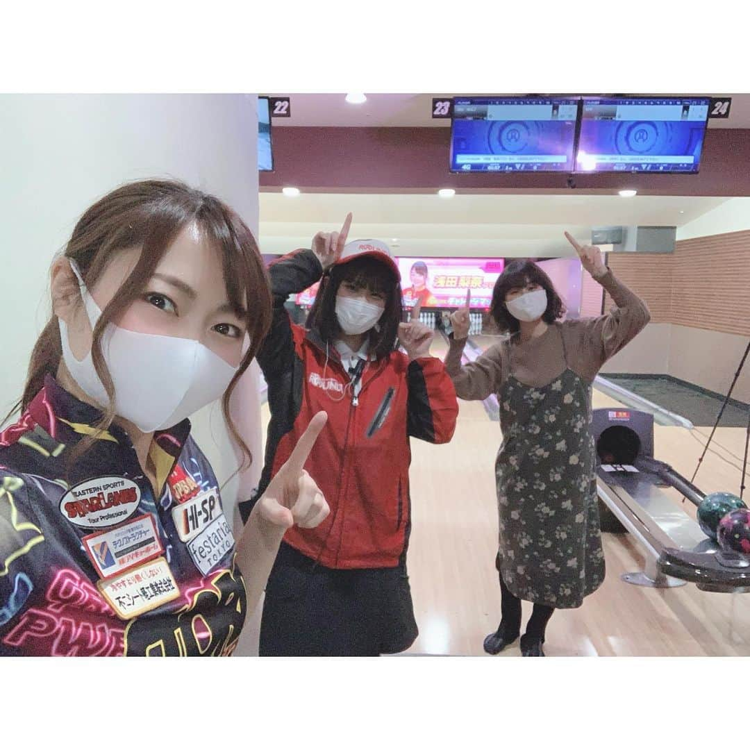 浅田梨奈さんのインスタグラム写真 - (浅田梨奈Instagram)「ラウチャレご参加ありがとうございました🎳⭐️ 司会のろくたんこと六反田さんと スタッフのふるしょうさんと いつもありがとうございます🎤✨ 次回は1週間も経たないうちに… 12月1日(火)です🌈 またすぐお会いしましょう❣️ #ボウリング #bowling #プロボウラー #女子アスリート #浅田梨奈 #round1 #ラウチャレ」11月26日 21時54分 - asdrn528