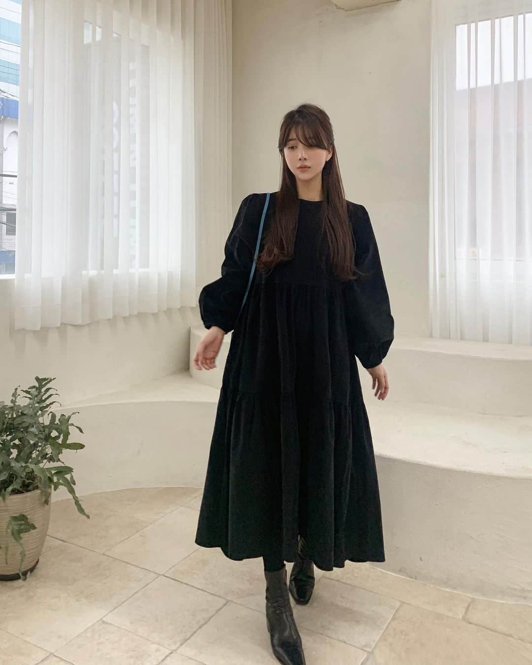 ユン・アラのインスタグラム：「스토리에서 보셨던  원피스는 리오더 될 예정입니다! 블랙 / 베이지 두가지 모두 진행되구요 😊  11/29일 오픈이고, 재고수량 소진시까지  판매 될 예정인데 선주문 먼저 받을지 고민이에요 ㅠㅠ  우선 확정되면 안내해드릴게요 🤎」