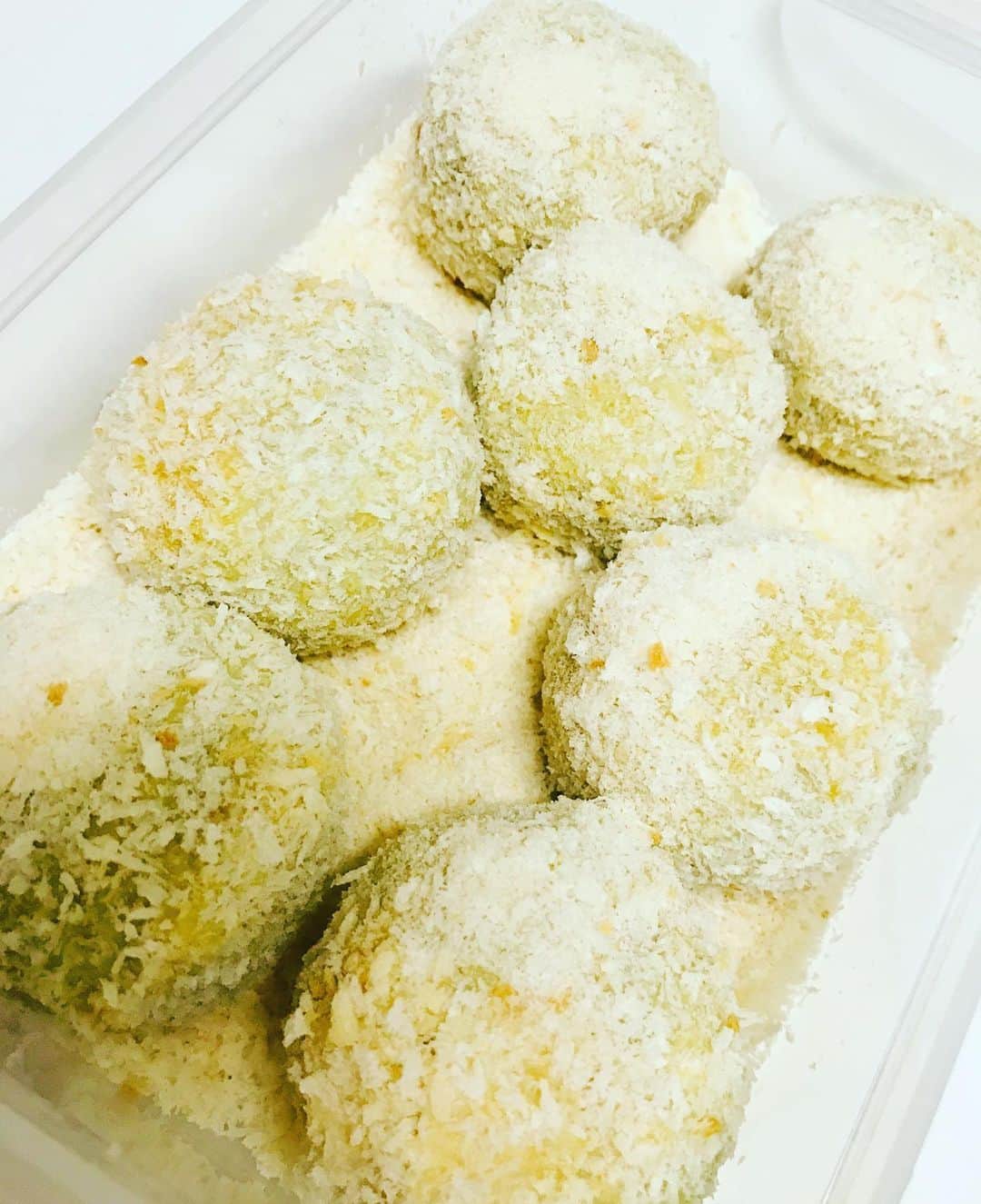 吉岡美穂のインスタグラム：「お絵かき、投稿されたくなかったようなので消去しました🥲恥ずかしいそうです。 いいね👍くださった皆さますみません〜💦 お年頃？ プチ反抗期？？  あ、代わりにこれは小さなさつまいもコロッケ🍠です。 蒸して、つぶして、炒めた玉ねぎとお塩と醤油。 優しいお味😆 また作ろう〜。 #さつまいもコロッケ #さつまいもレシピ」