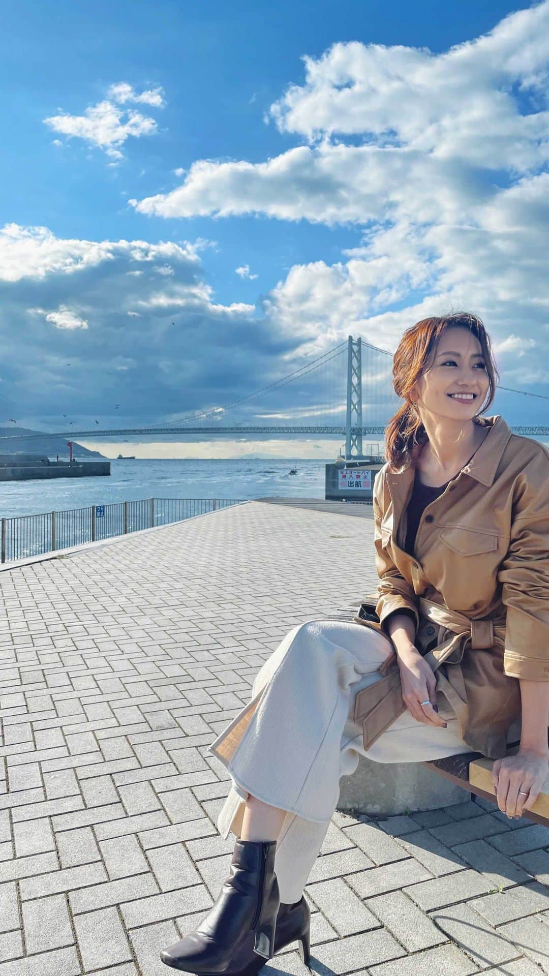 のインスタグラム：「ちょっと曇ってたけどあったかくて充実したお休みだった日🍁 お気に入りのフェイクレザーシャツもそろそろ着納めかな🥺 . outer @nostalgia_jp  bottoms @pierrot_shop  shoes @titivate . ずっと見る専門だったリールを使ってみることにしたけどまだイマイチよくわかっておりません😂 . #プチプラコーデ  #フェイクレザー #フェイクレザージャケット #きれいめカジュアル #きれいめファッション #エコレザージャケット #エコレザー」