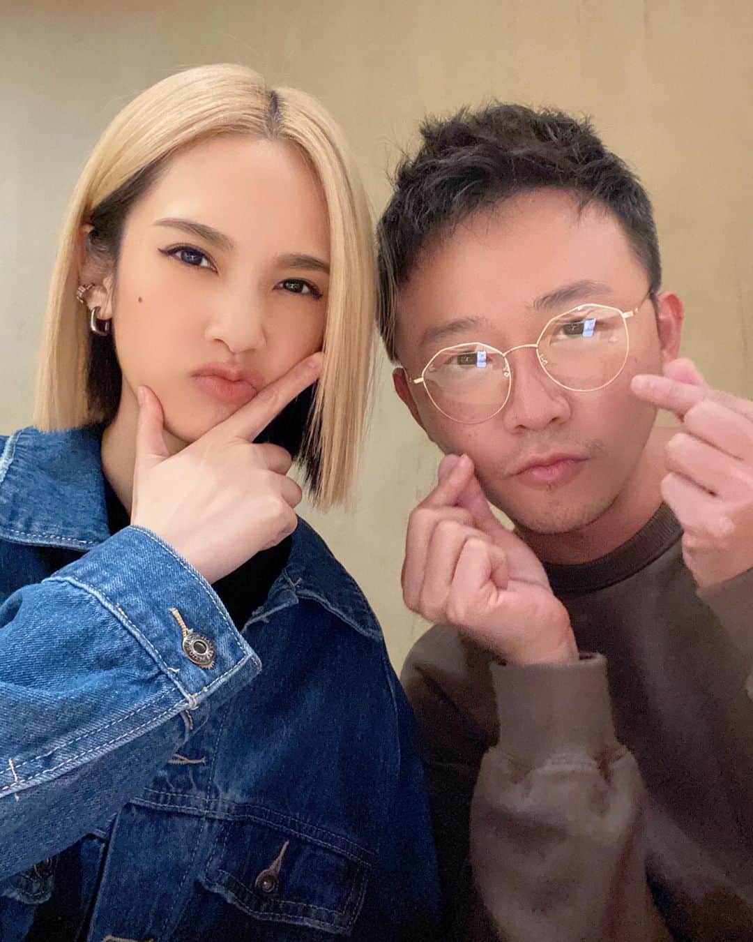 レイニー・ヤンのインスタグラム：「今天本來和金老師約好，吃完晚餐要去看「孤味」，結果票房太好，我們要的場次只剩前三排，於是帶著吃飽超撐的肚皮敗興而歸。 好吧！那就下禮拜再抽空去囉😅」