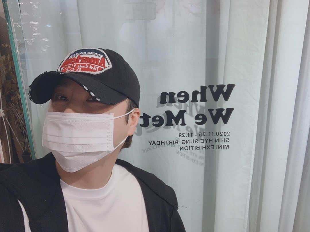 シン・ヘソンのインスタグラム：「. 라디오 출근 전 잠시 들른 카페🥤 코로나19 사회적 거리두기 2단계 시행으로 카페에 머무르지는 못하고 나왔지만 팬 여러분들의 사랑을 느낄 수 있는 시간이었습니다😊  다른 곳에서도 이벤트가 진행 중인데 모두 다 가보지 못해 많이 아쉬워 하기도 했고요!  신혜성 님의 생일을 축하해 주시는 모든 신화창조 여러분 감사합니다♥︎  사회적 거리두기 꼭! 지키시면서 행복한 날 보내세요! 오늘도 #혜빛밤 😊  #신화 #SHINHWA #신혜성 #SHINHYESUNG #생일 #Birthday #생일축하합니다 🎉🎉」