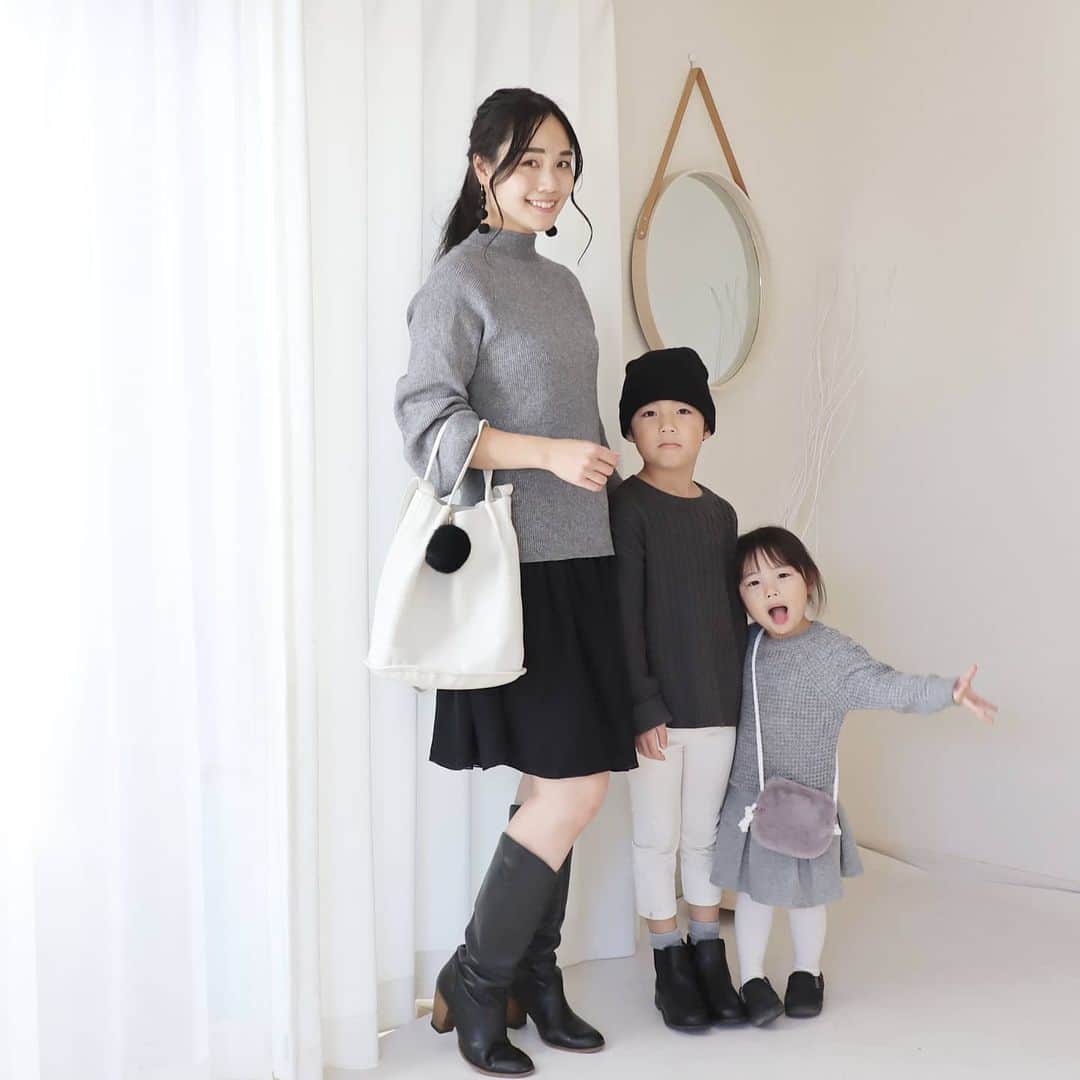 Eri Satoのインスタグラム：「gray×black×whiteリンクコーデ · knit :@pierrot_shop (s2005-013577) bag: @beaure_official · よく着てる @pierrot_shop の #バックリボンリブニット 後ろのリボン見えてなくてすみません😂 子供たちとカラーリンクしてみたよ💛 · 騒がしい娘をご覧下さい😇 · #pierrot #pierrot_shop #ピエロアンバサダー#リブニット #(s2005-013577)#秋コーデ#ニット#バックシャン#fashion#ootd#outfit#code#coordinate#style#ファッション#コーディネート#コーデ#プチプラ#プチプラコーデ#ママコーデ#シンプルコーデ#malu #mamagirl#locari#partegram#カジュアル#お洒落さんと繋がりたい#pr」
