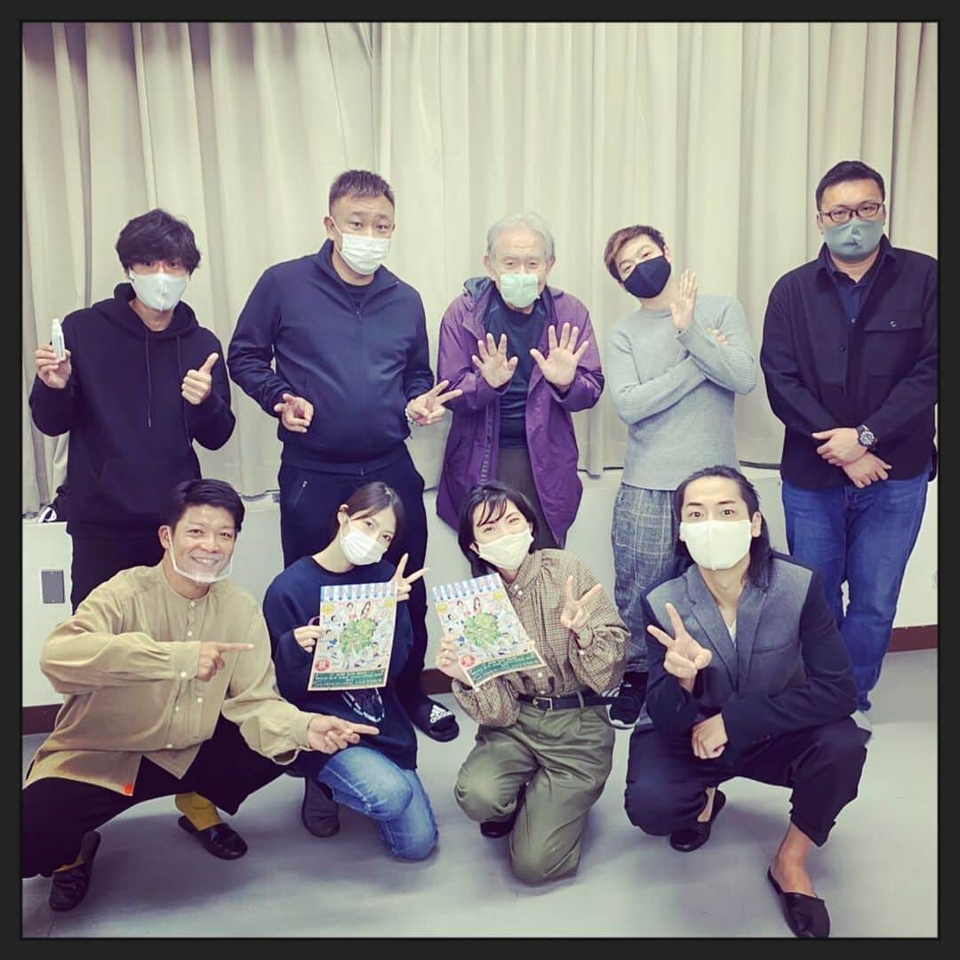 駿河太郎のインスタグラム：「さてさて… 舞台『おっかちゃん劇場』 稽古が始まりました‼️ 12月23日〜30日まで 下北沢本多劇場にて公演です  こんな事になると 思っていなかった2020年…  せめて師走だけでも ホッコリ温まる舞台観劇して 温かく前向きで キラキラした気持ちで 2021年を迎えましょ☺️  そんな舞台になってます  皆さま是非‼️  チケット情報  https://atari.co.jp/okkachan_gekijyo/  プロフィールに貼っておきます」